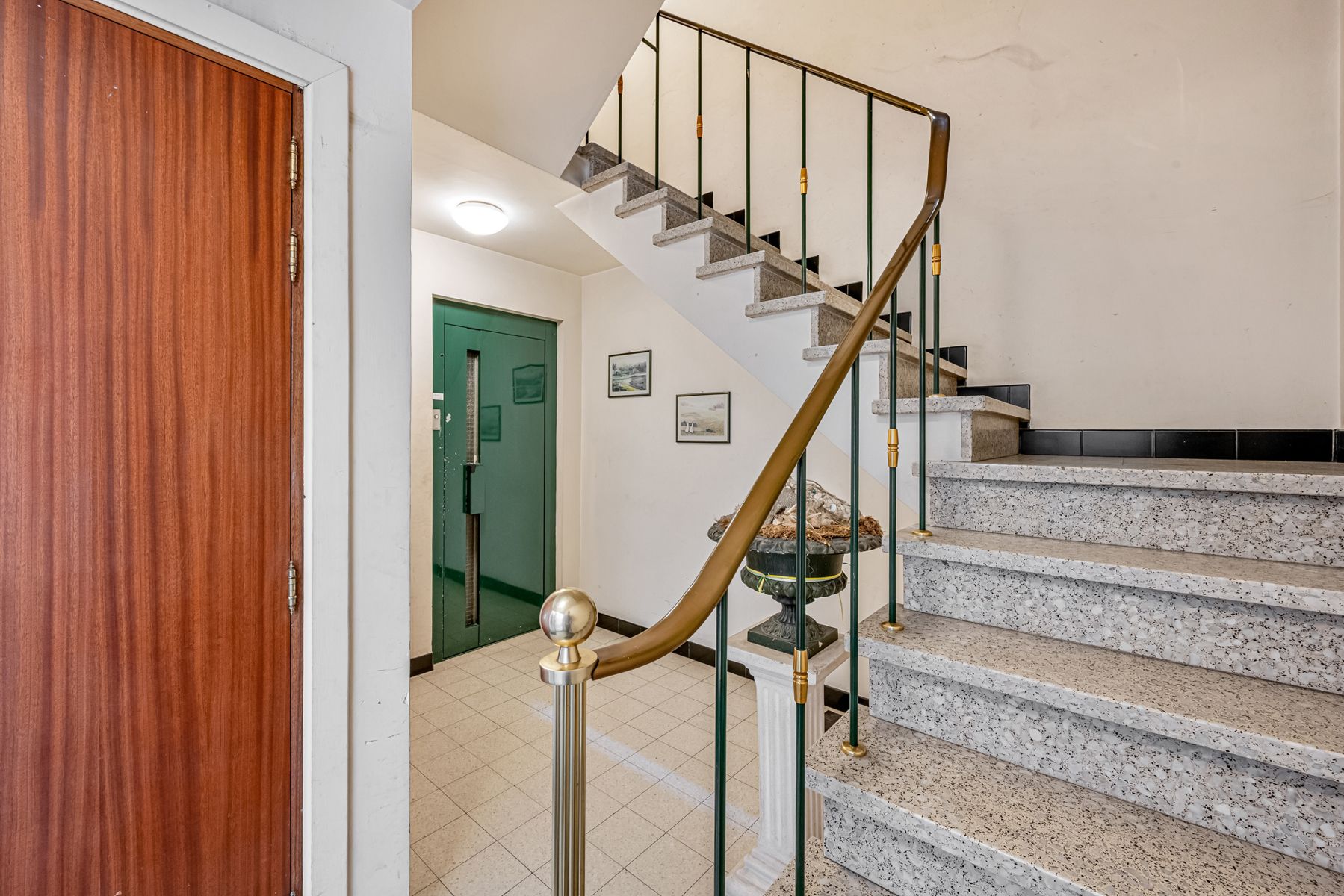 Opbrengsteigendom met 3 appartementen + handelsruimte foto 2