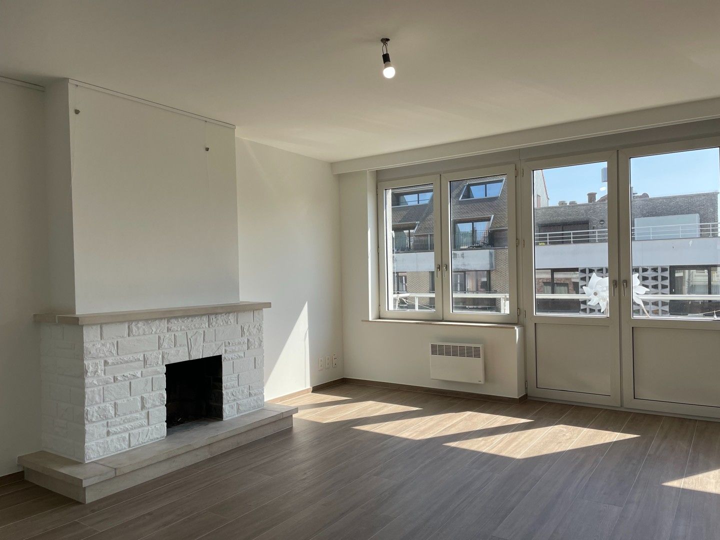 Verzorgd en vernieuwd ongemeubeld appartement met balkon in de Lippenslaan te Knokke foto 2