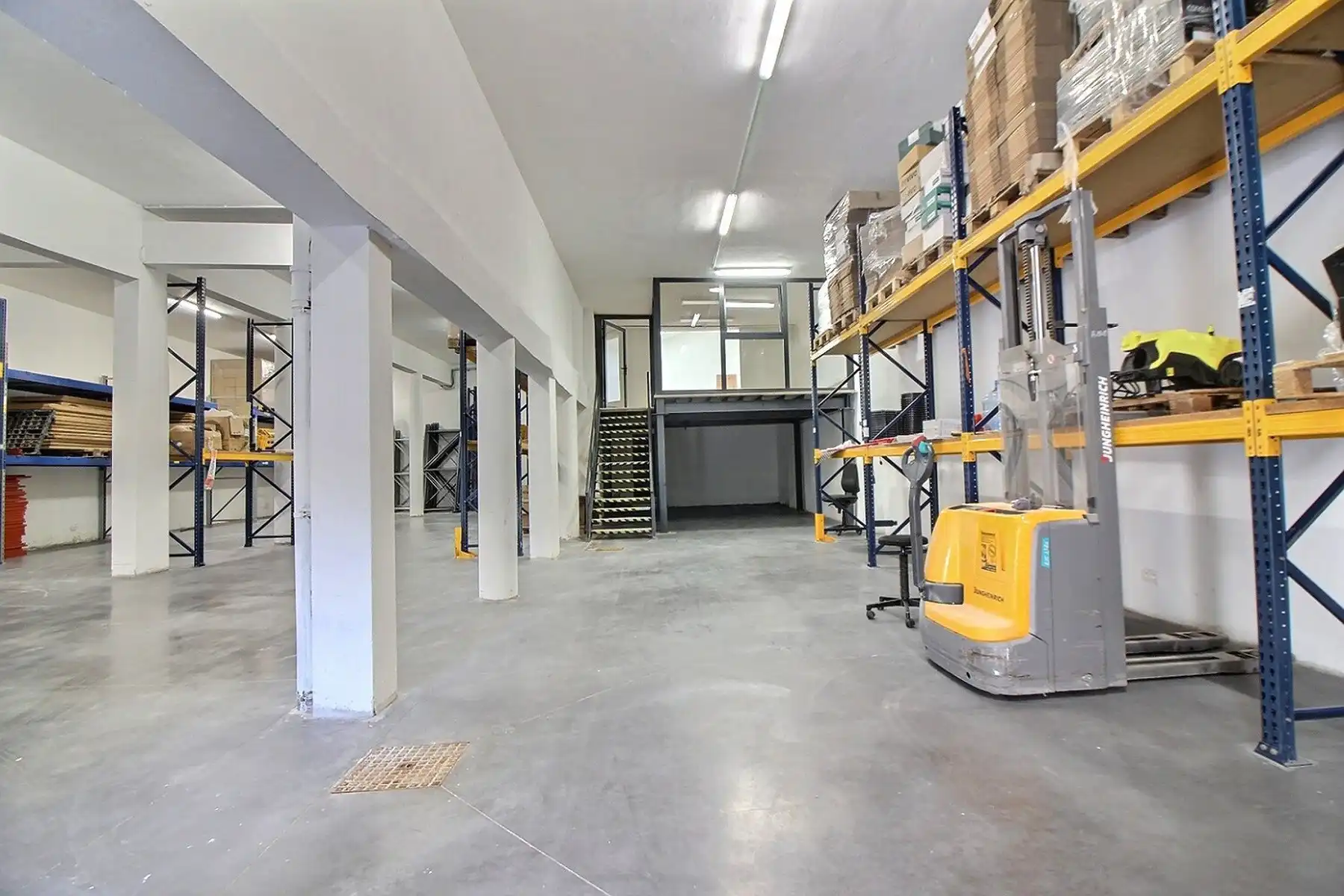 Opslagruimte met kantoor foto 4