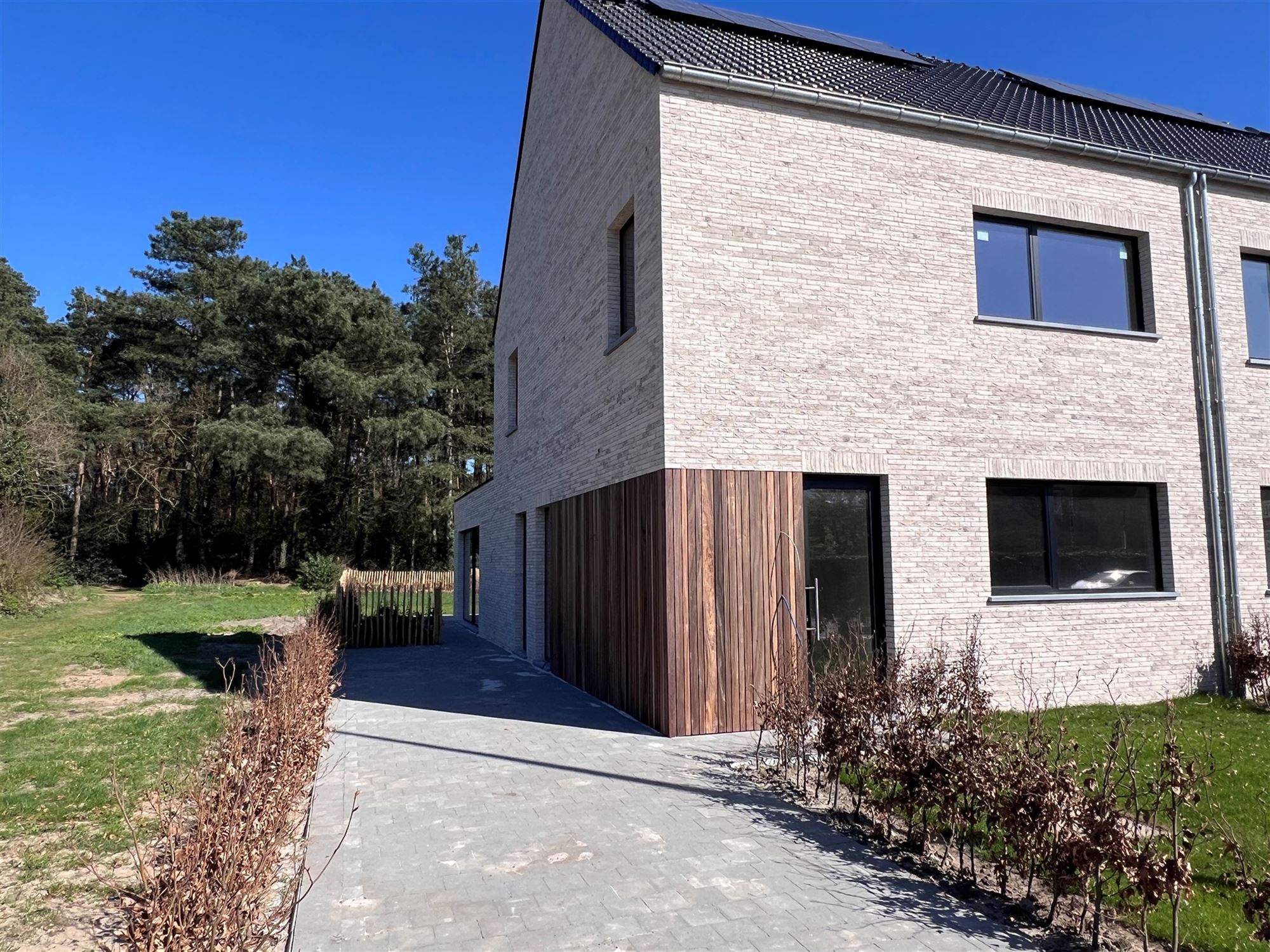 Duurzame Halfopen Woning met Boszicht foto {{pictureIndex}}