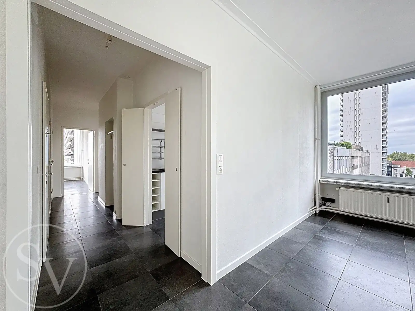 Appartement met 2 slaapkamers, balkon en garage. foto 5