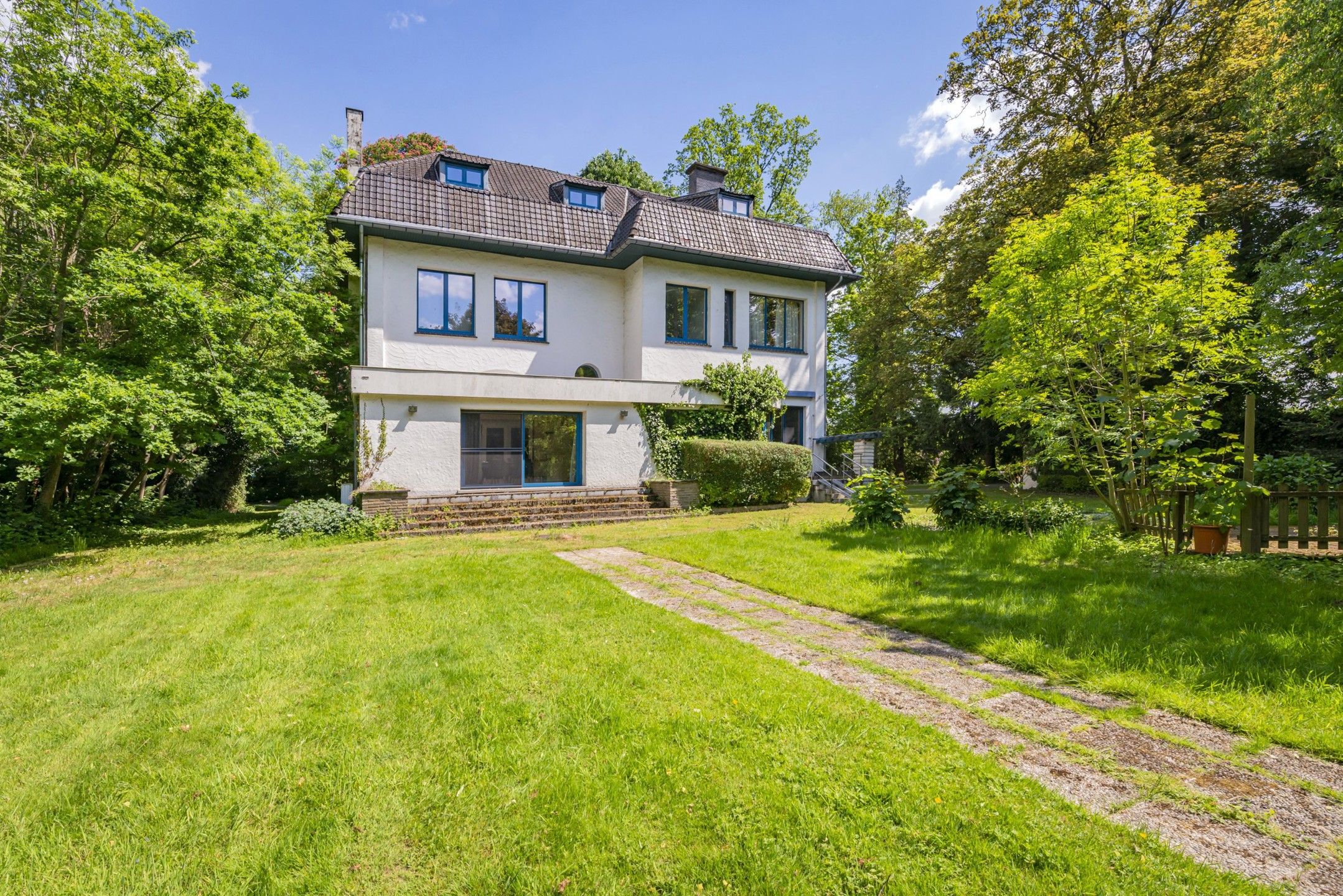 Exclusieve villa met zwembad en privédomein te Dilbeek foto {{pictureIndex}}