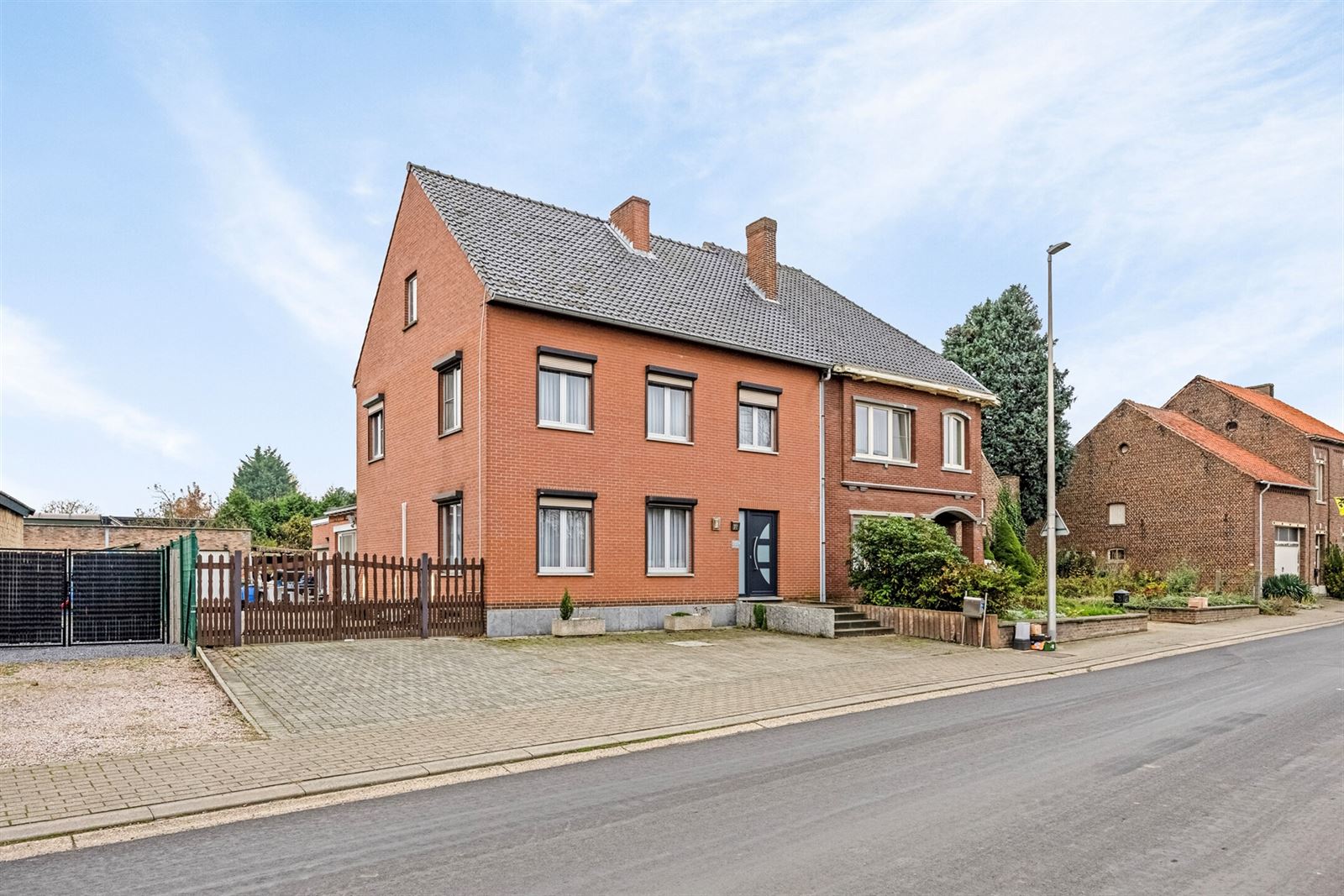 Hoofdfoto van de publicatie: Charmante woning met 4 slaapkamers nabij centrum Bilzen. 