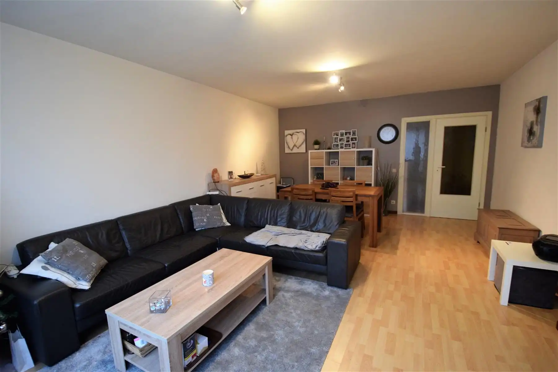 GELIJKVLOERS APPARTEMENT MET TWEE SLAAPKAMERS foto 2