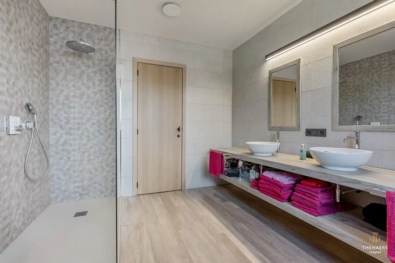 Exclusieve en bijzonder energiezuinige woning met 332 m² woonoppervlakte, vier autostaanplaatsen en verwarmd zwembad. foto 32