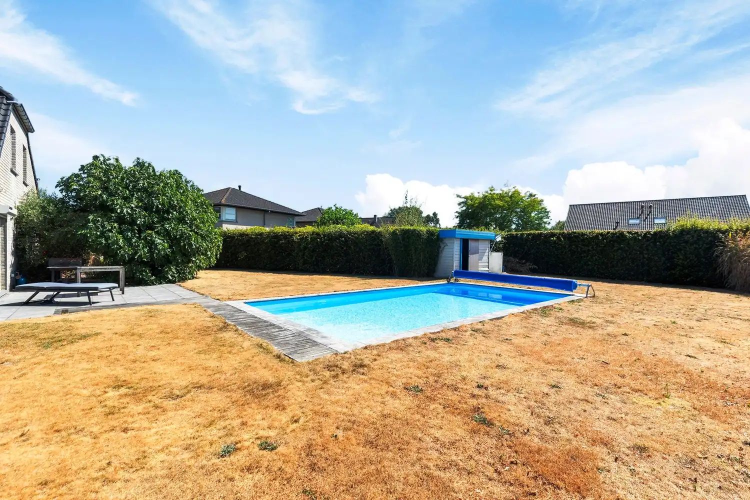 Residentieel gelegen villa met buitenzwembad, grote tuin en privacy. foto 21