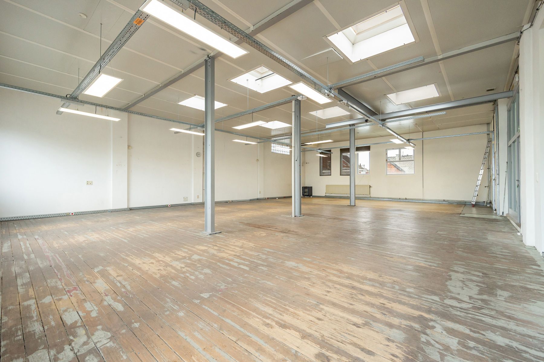 Instapklaar kantoorgebouw te koop in Merksem foto 42