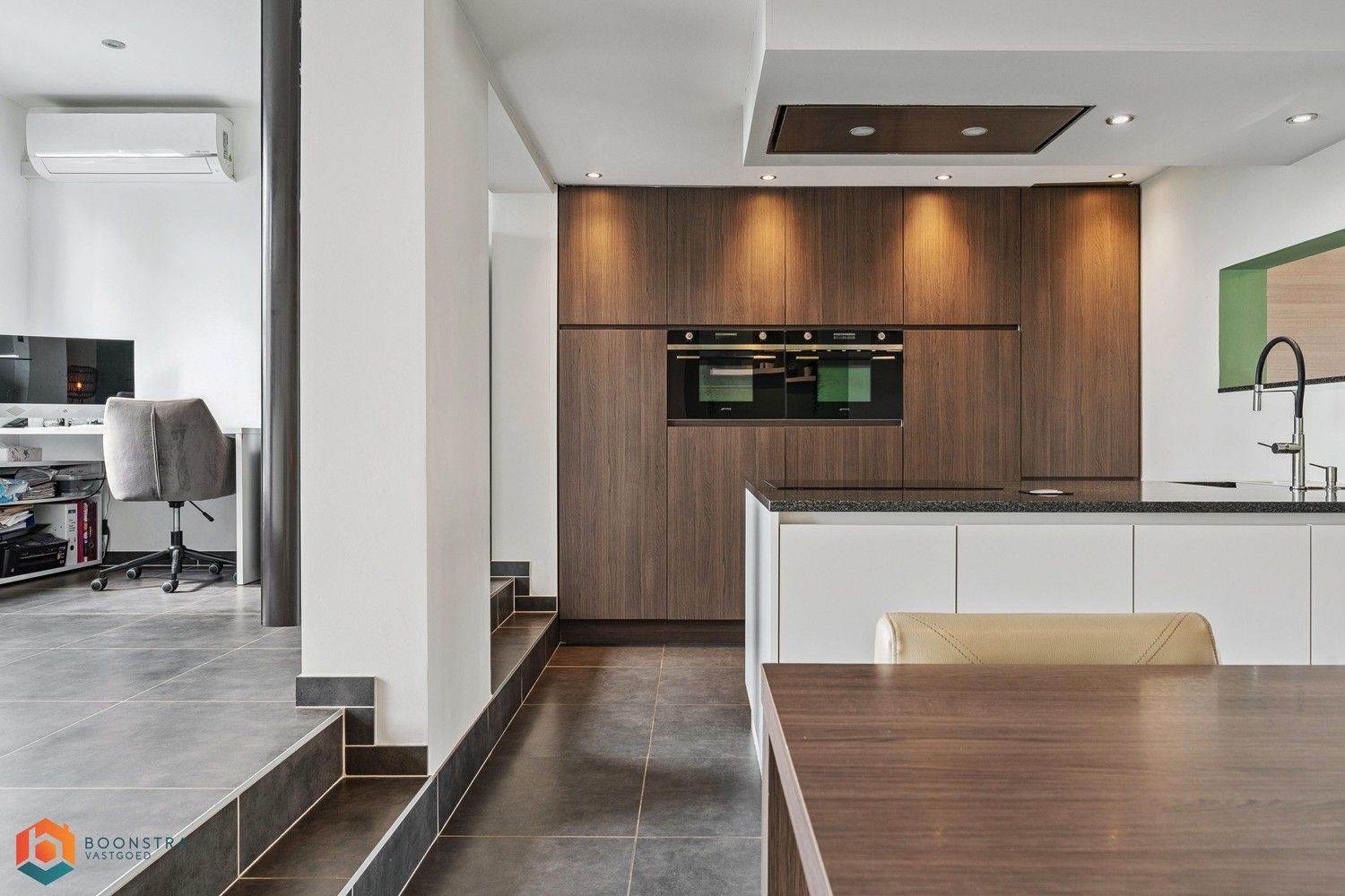 Gerenoveerde woning met 4 slpkrs, garage en tuin foto 2
