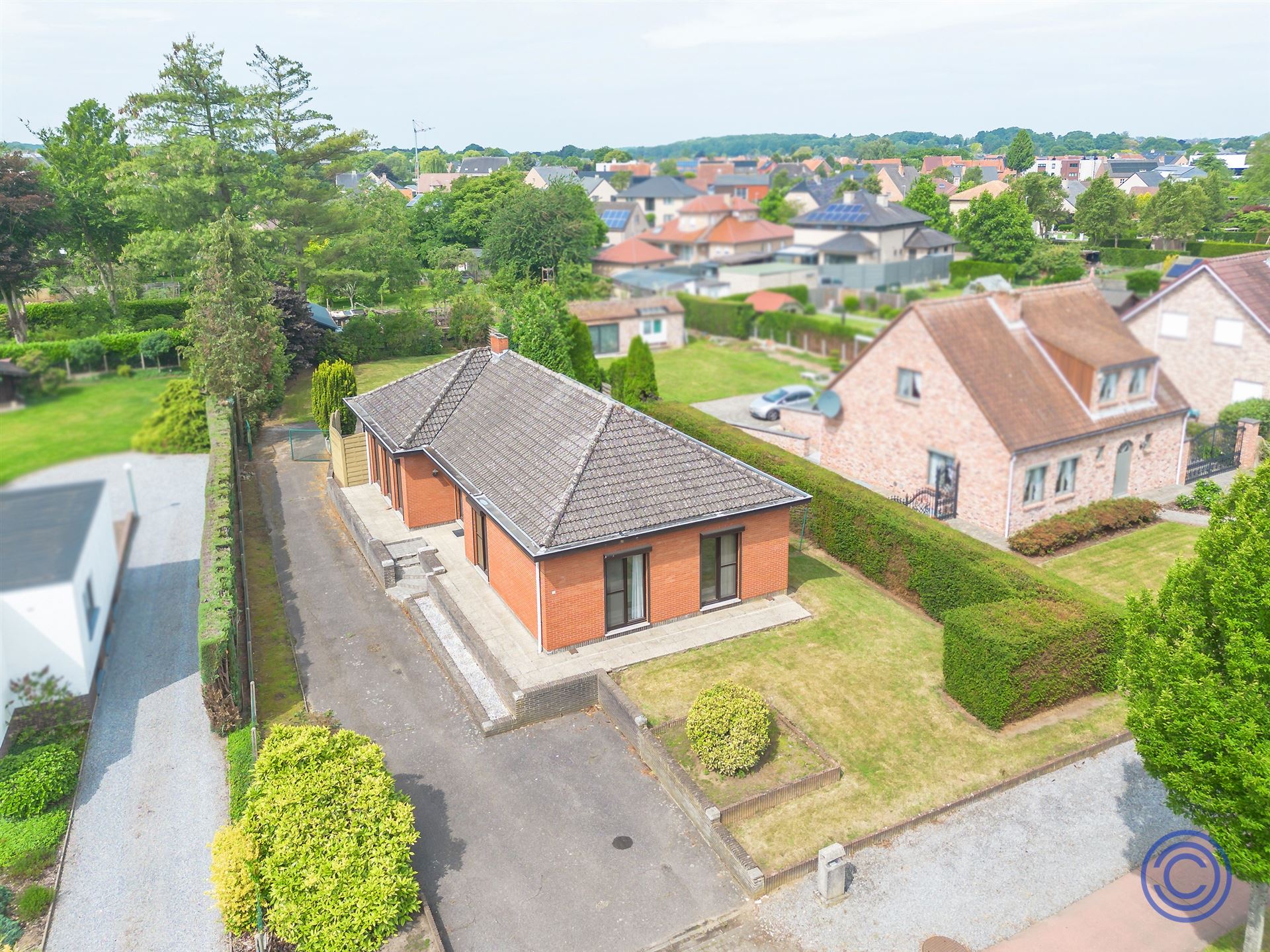 Te renoveren 3-slpk woning met west georiënteerde tuin! foto {{pictureIndex}}