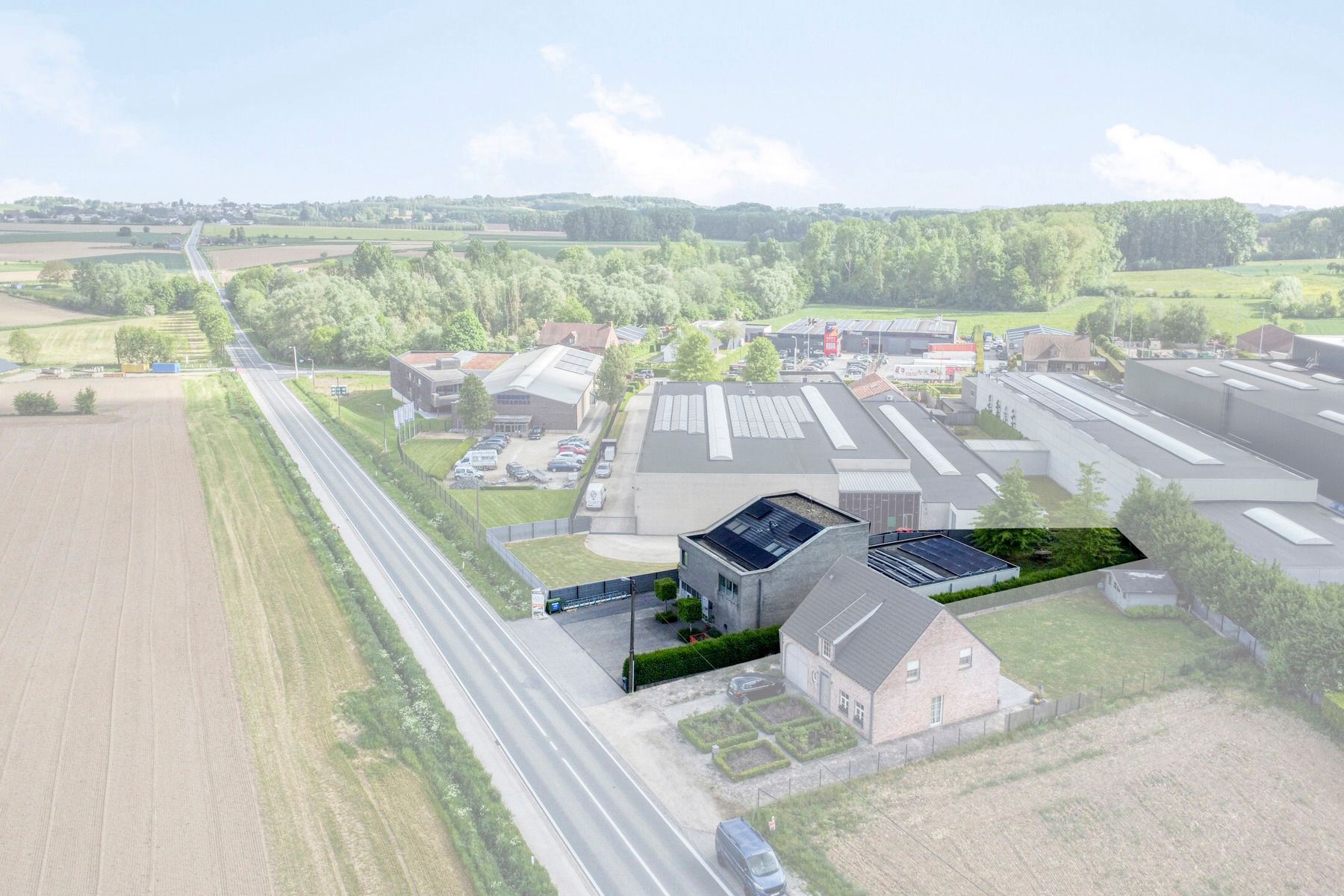 Bedrijfsruimte met woning op commerciële ligging foto 3