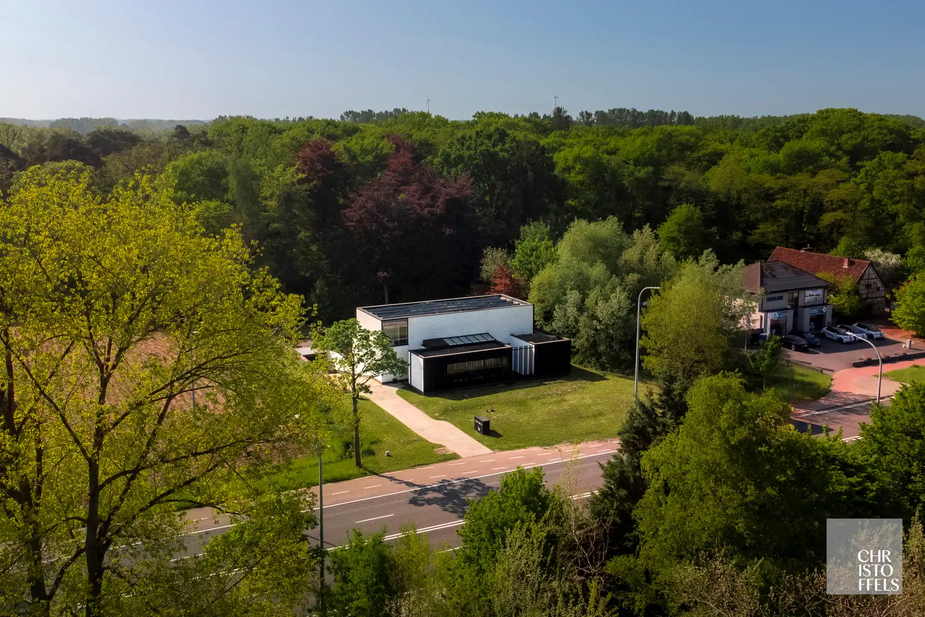 Multifunctioneel gebouw met 2 wooneenheden, kantoor en showroom op een perceel van 2.074 m²! foto 7