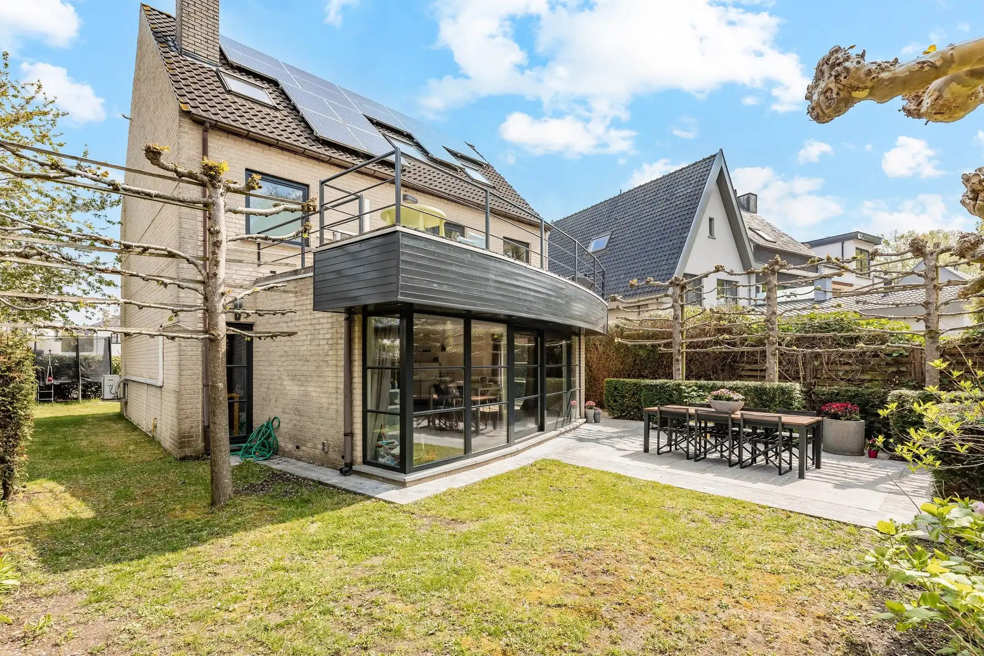 Instapklare en ruime gezinswoning met 5 slaapkamers, zonnige tuin en extra praktijk-/kantoorruimte op topligging te Aalst  foto 4