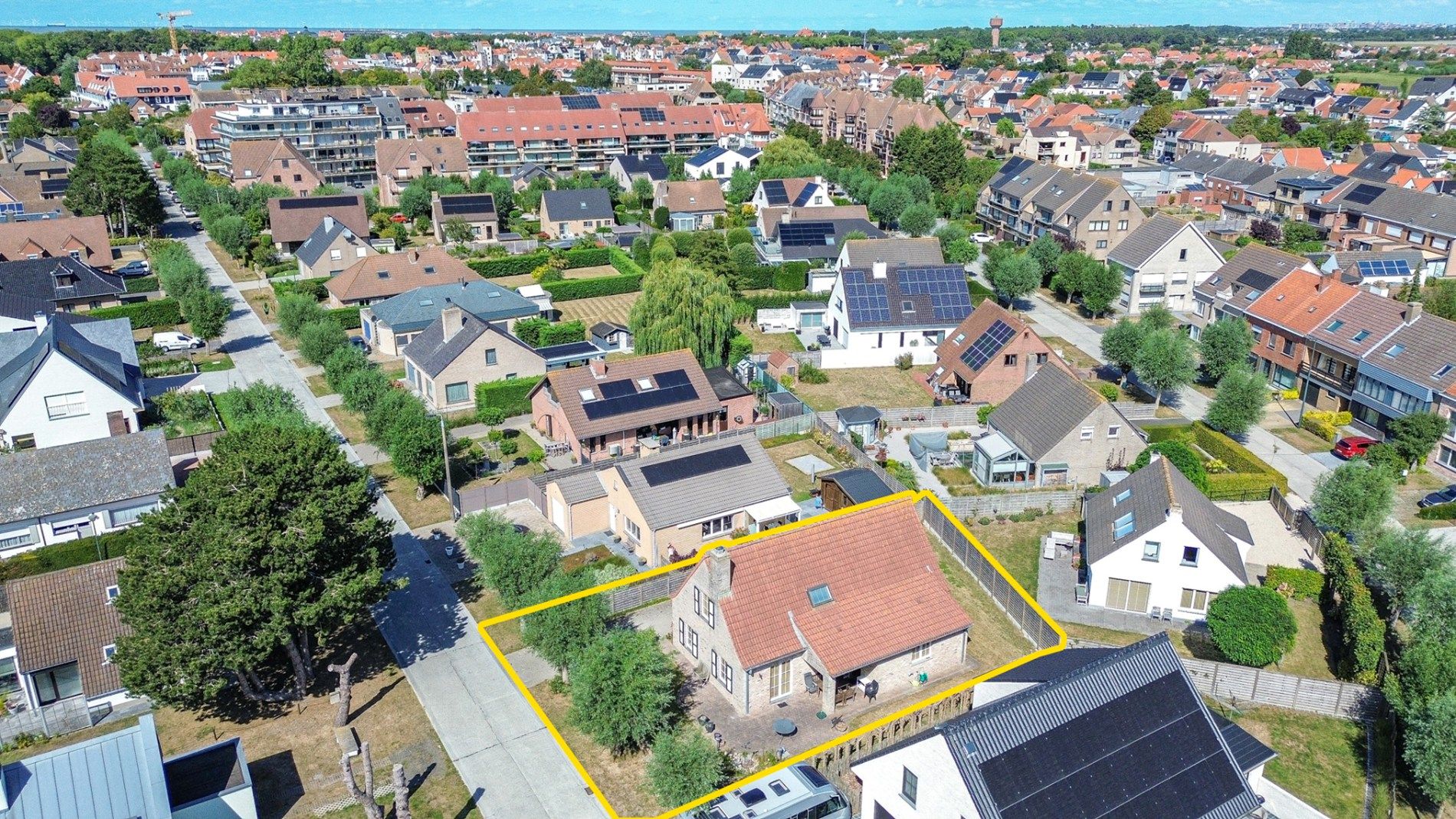 Hoofdfoto van de publicatie: Instapklare villa op een toplocatie in De Haan
