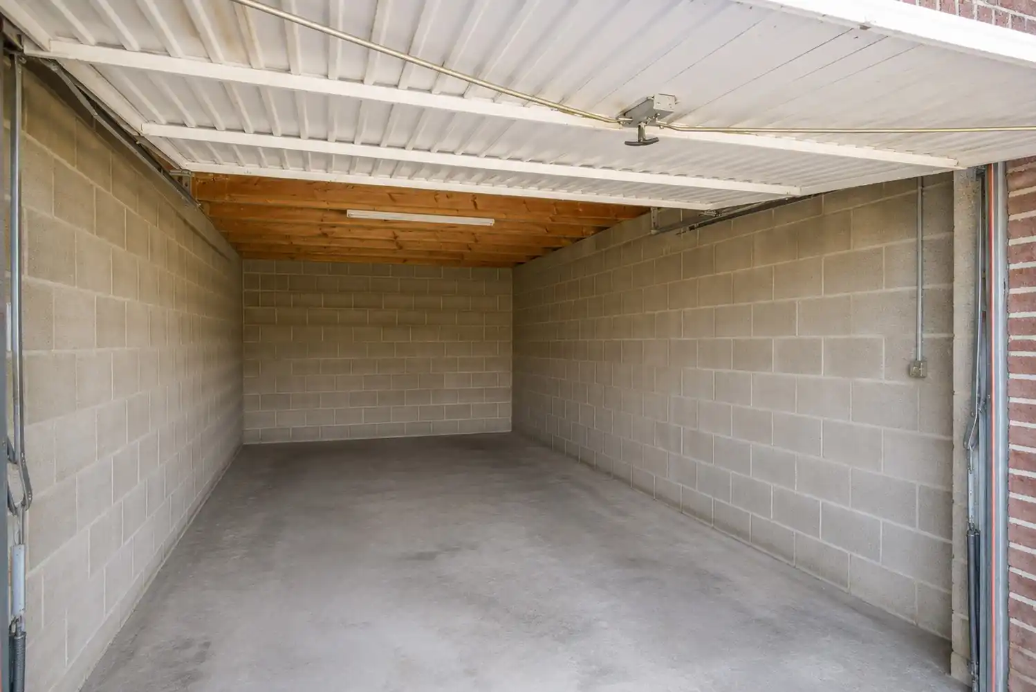 Instapklaar 2-slaapkamer appartement met royale garagebox en autostaanplaats! foto 18