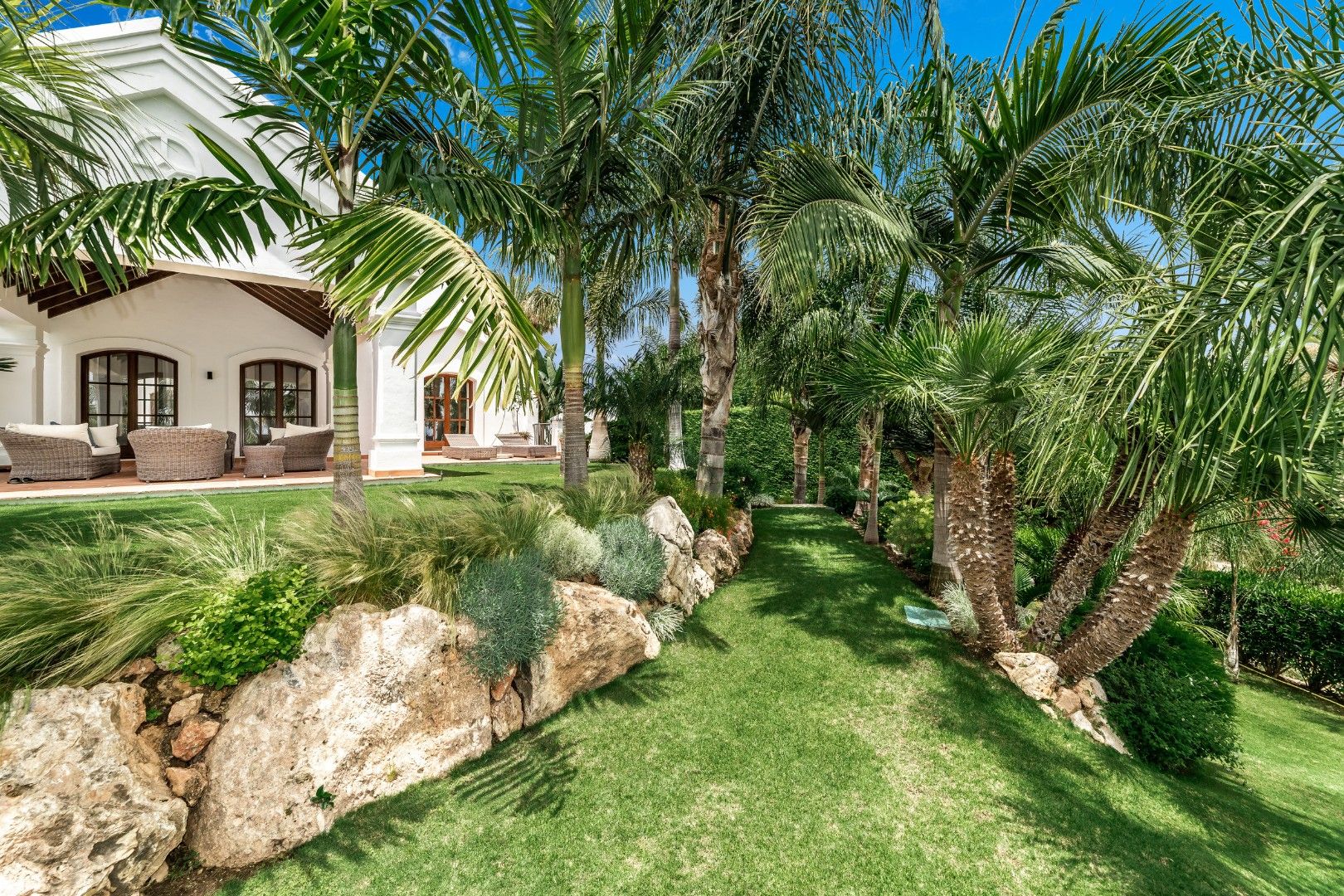Een werkelijk prachtige Andalusische villa tegenover de golf te Benahavis regio. foto 6