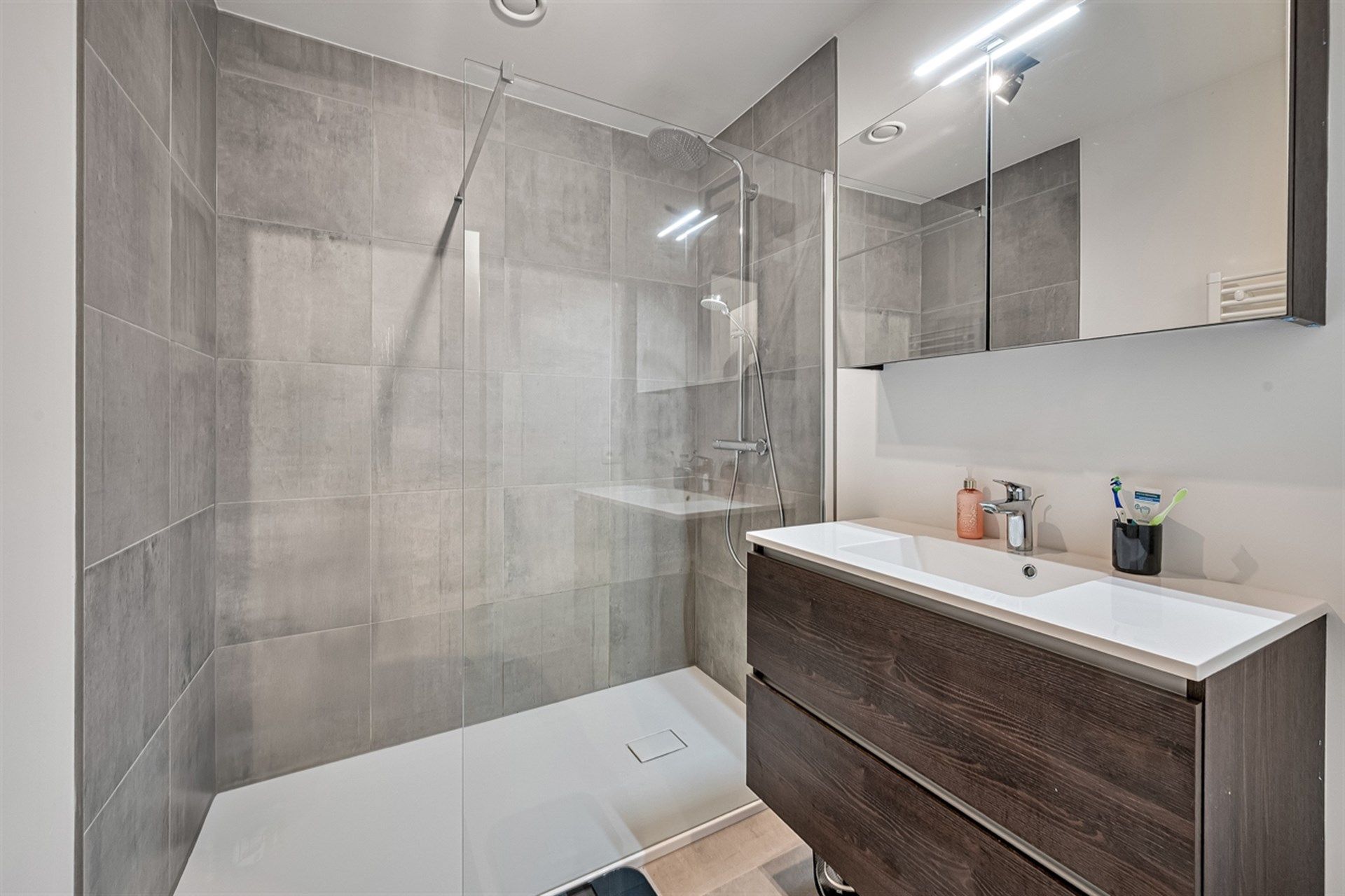 Bijna-energieneutraal appartement met 2 slaapkamers te Aalst-centrum foto 11