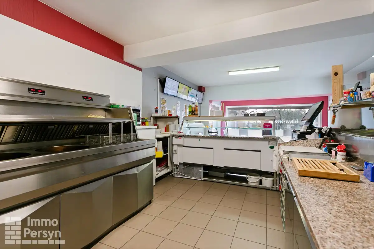 Commercieel pand (inclusief handelsfonds) met instapklaar appartement en achterliggend perceel foto 6