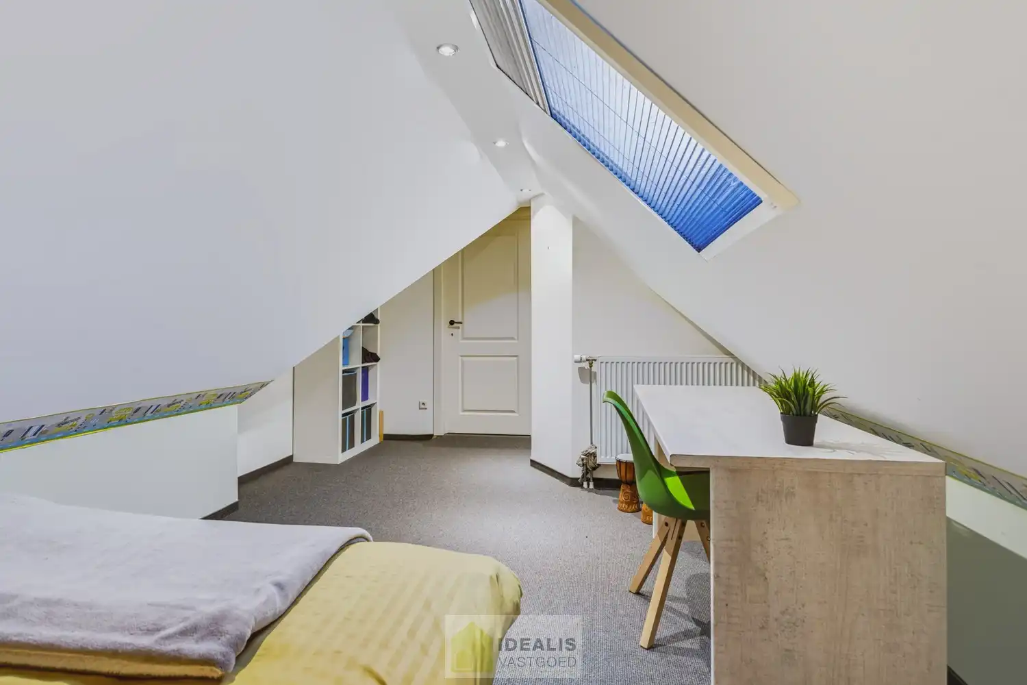 IDEALIS VASTGOED – EEN HUIS OM VERLIEFD OP TE WORDEN! DEZE PRACHTIGE INSTAPKLARE (LEVENSBESTENDIGE) VILLA MET EEN HEERLIJKE LICHTRIJKE LEEFRUIMTE VOORZIEN VAN EEN OPEN KEUKEN, 5 SLAAPKAMERS, 2 BADKAMERS, EEN PERFECT AANGELEGDE TUIN IN ALLE PRIVACY, UITGERUST MET EEN GOED VOORZIENE BUITENKEUKEN EN BIJGEBOUWEN INGERICHT VOOR WELLNESS (HOT TUB) EN BERGRUIMTE! EEN MUST VISIT VOOR ZIJ OP ZOEK NAAR MOOIE HUIZEN! foto 41