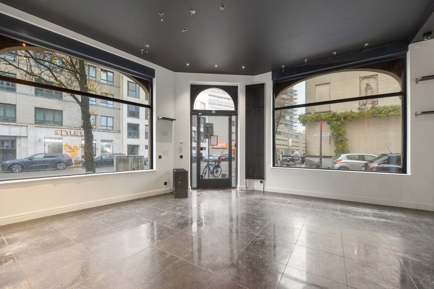 Handelsgelijkvloers te huur op uitstekende hoeklocatie foto 5