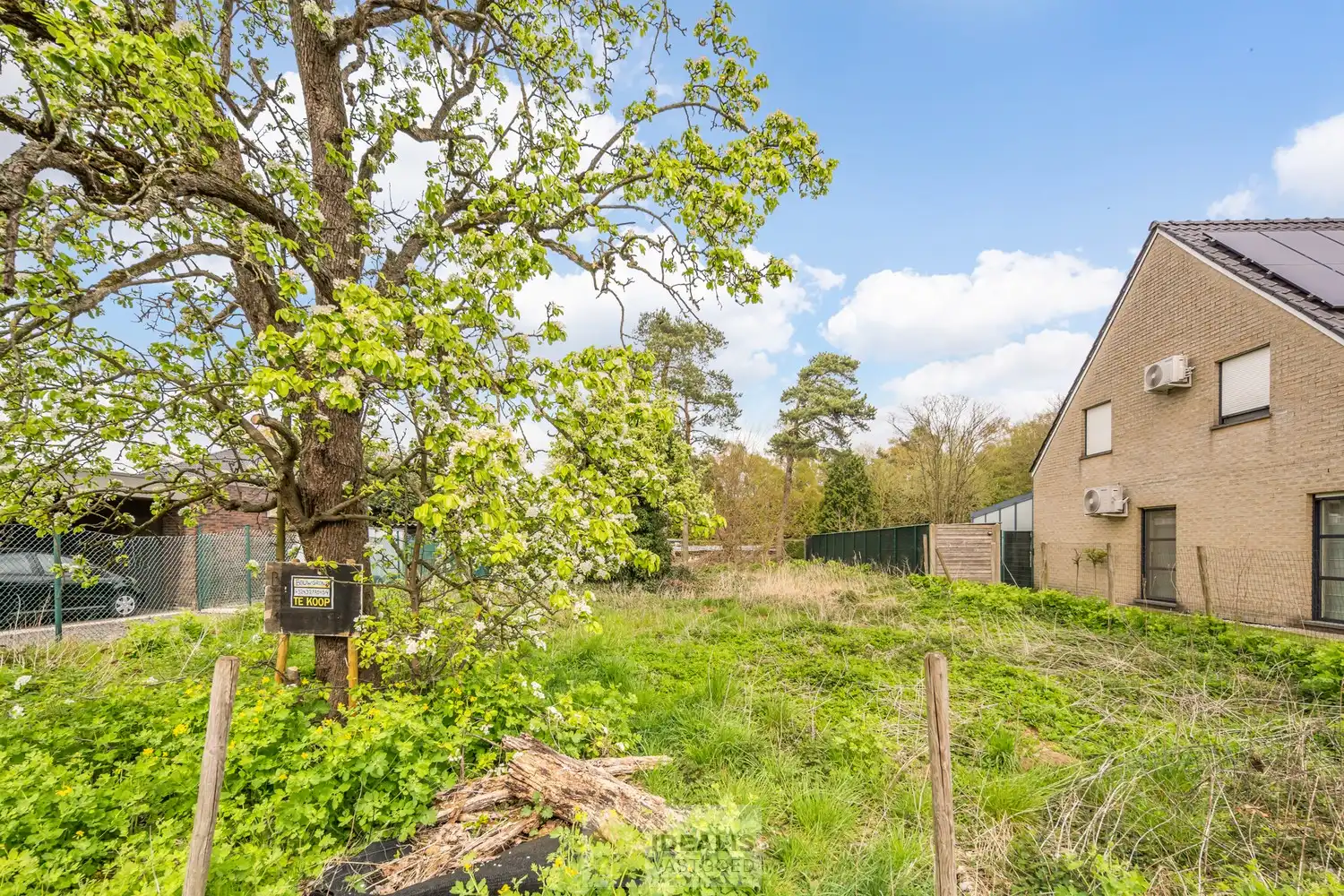 KNAPPE BOUWKAVEL VOOR OPEN BEBOUWING VAN 5A 42CA OP EEN GROENE RUSTIGE LOCATIE IN LOMMEL KOLONIE! Deze bouwkavel met een oppervlakte van 5a 42ca biedt de mogelijkheid voor het bouwen van een prachtige eengezinswoning op een heerlijke plek in een residentiële wijk. Zo zijn basisschool, supermarkt, bakker, apotheek, horeca op fietsafstand bereikbaar. Daarnaast is de bouwkavel gelegen op een steenworp van de grens met Nederland! foto 9