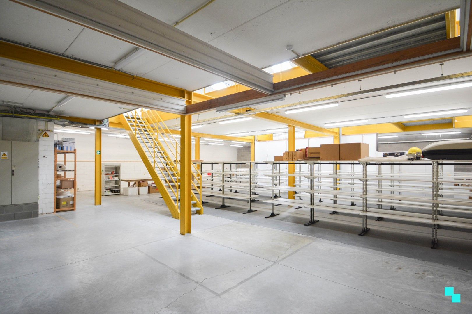 Commercieel gebouw met magazijn in het centrum van Izegem foto 15