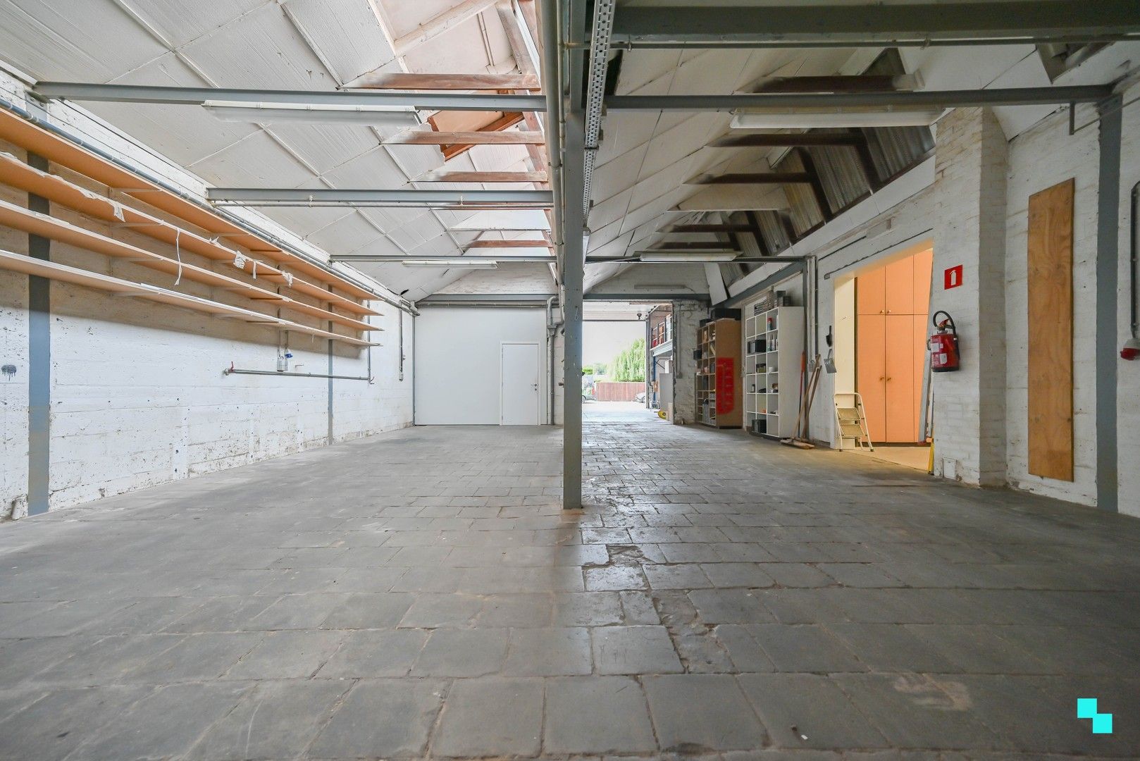 Gunstig gelegen werkplaats / magazijn met bureel en diverse parkeergelegenheid foto 7
