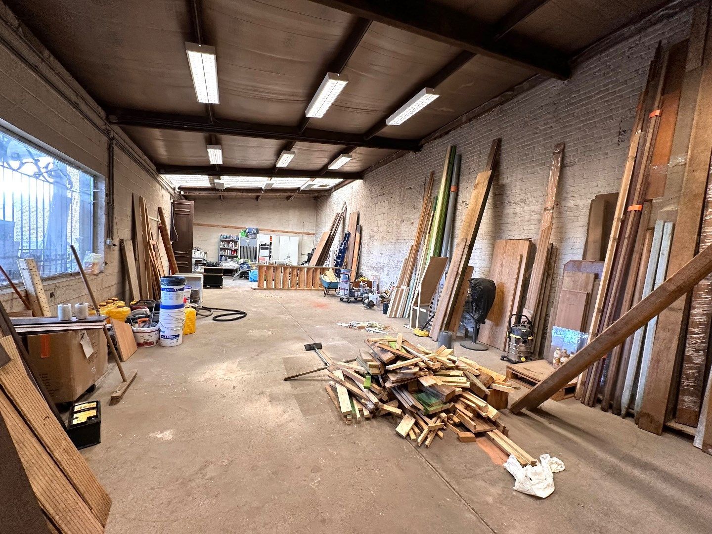 Ruim handelspand met magazijnen, loods, bureelruimte en grote tuin foto 16