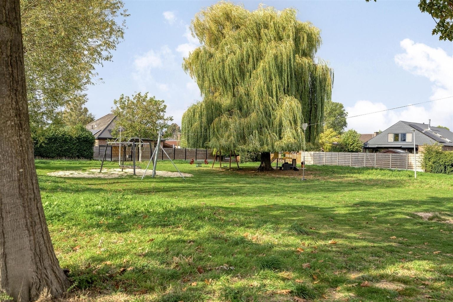 Gelijkvloerse, vrijstaande woning met 3 slaapkamers, omheinde tuin en garage op een rustige locatie nabij het centrum van Maaseik. foto 24