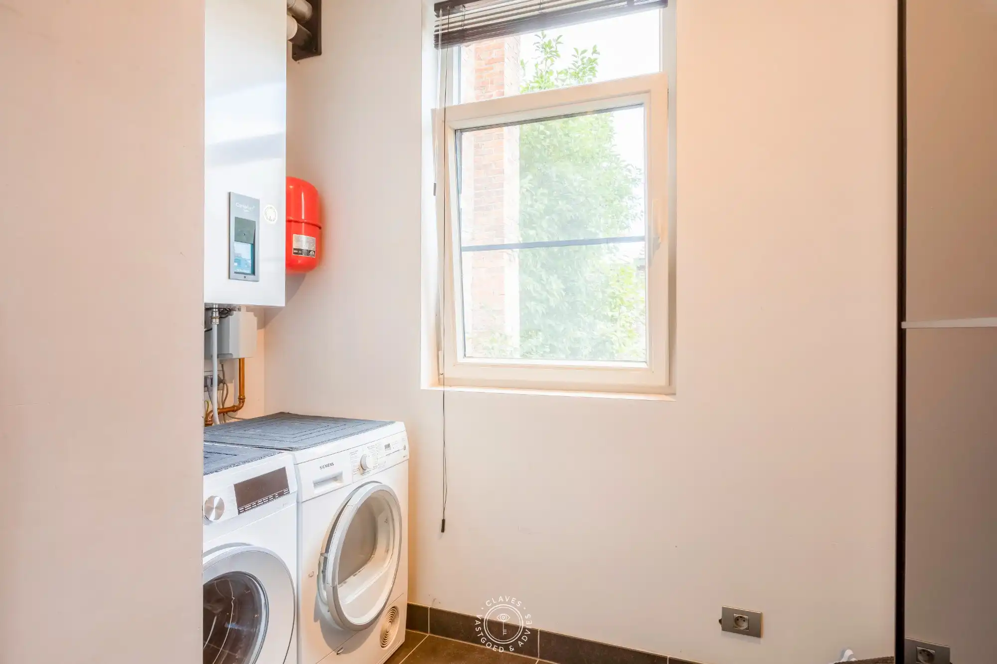 Uniek gerenoveerd herenhuis met multifunctioneel bijgebouw foto 19