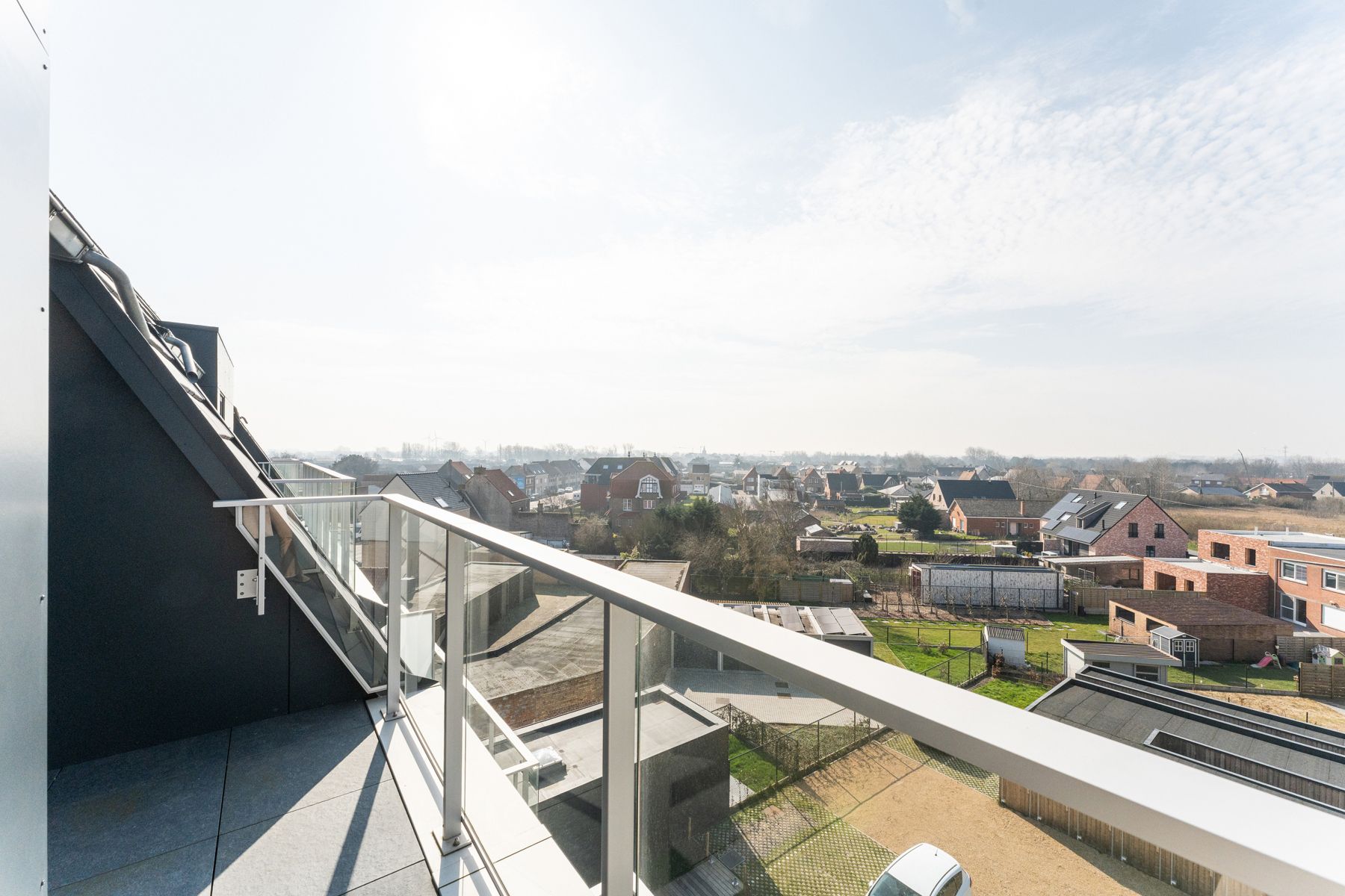 Recent appartement met autostaanplaats en berging foto 21
