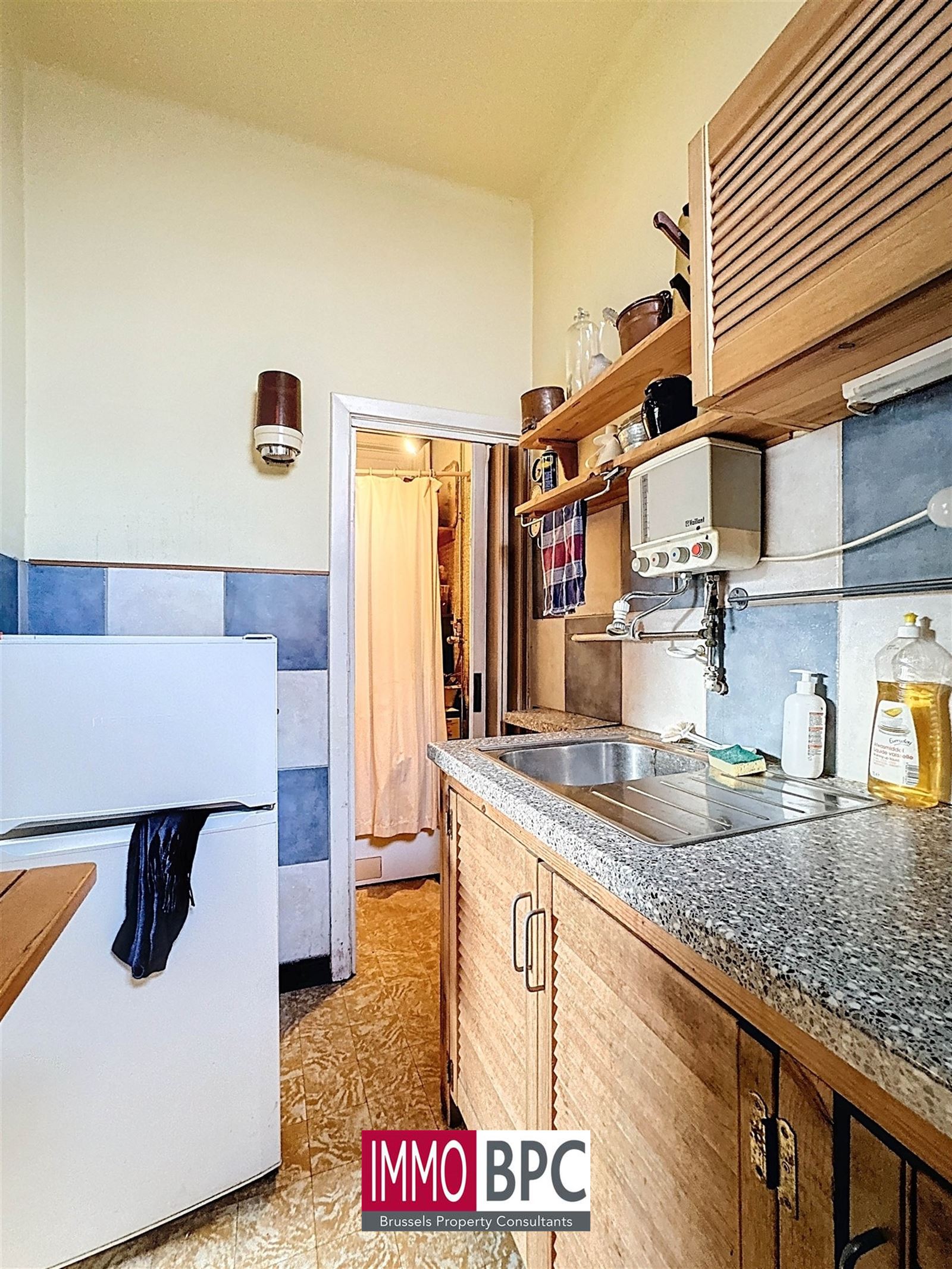 Kleine charmante achterwoning met tuin en dubbele garage te renoveren  foto 11