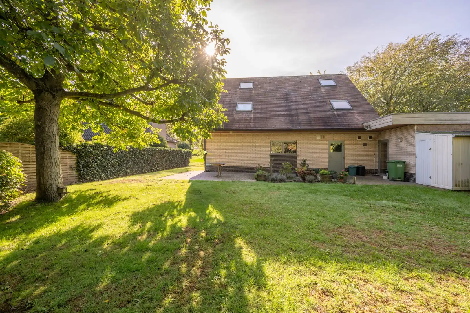 Ruime gezinswoning met heerlijke tuin, rustig gelegen in Sint-Michiels! foto 18