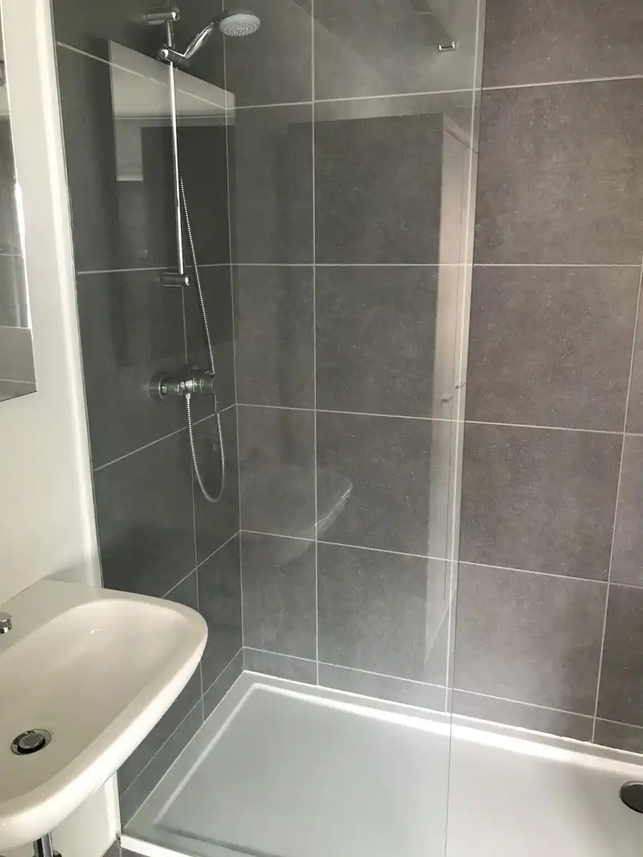 studentenkamer met douche foto 3