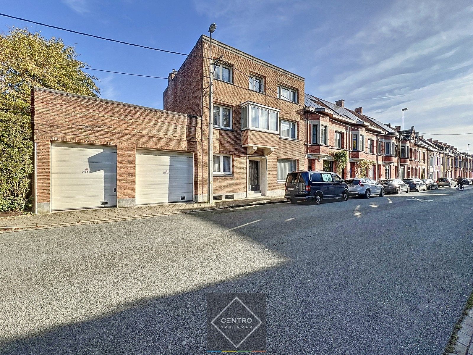 Hoofdfoto van de publicatie: Statige burgerwoning (7 slpks !) met LOODS van 320m² TE KOOP in centrum van Roeselare.