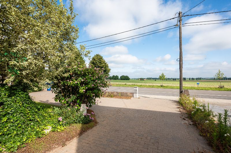Zeer degelijke woning met veel potentieel foto 6