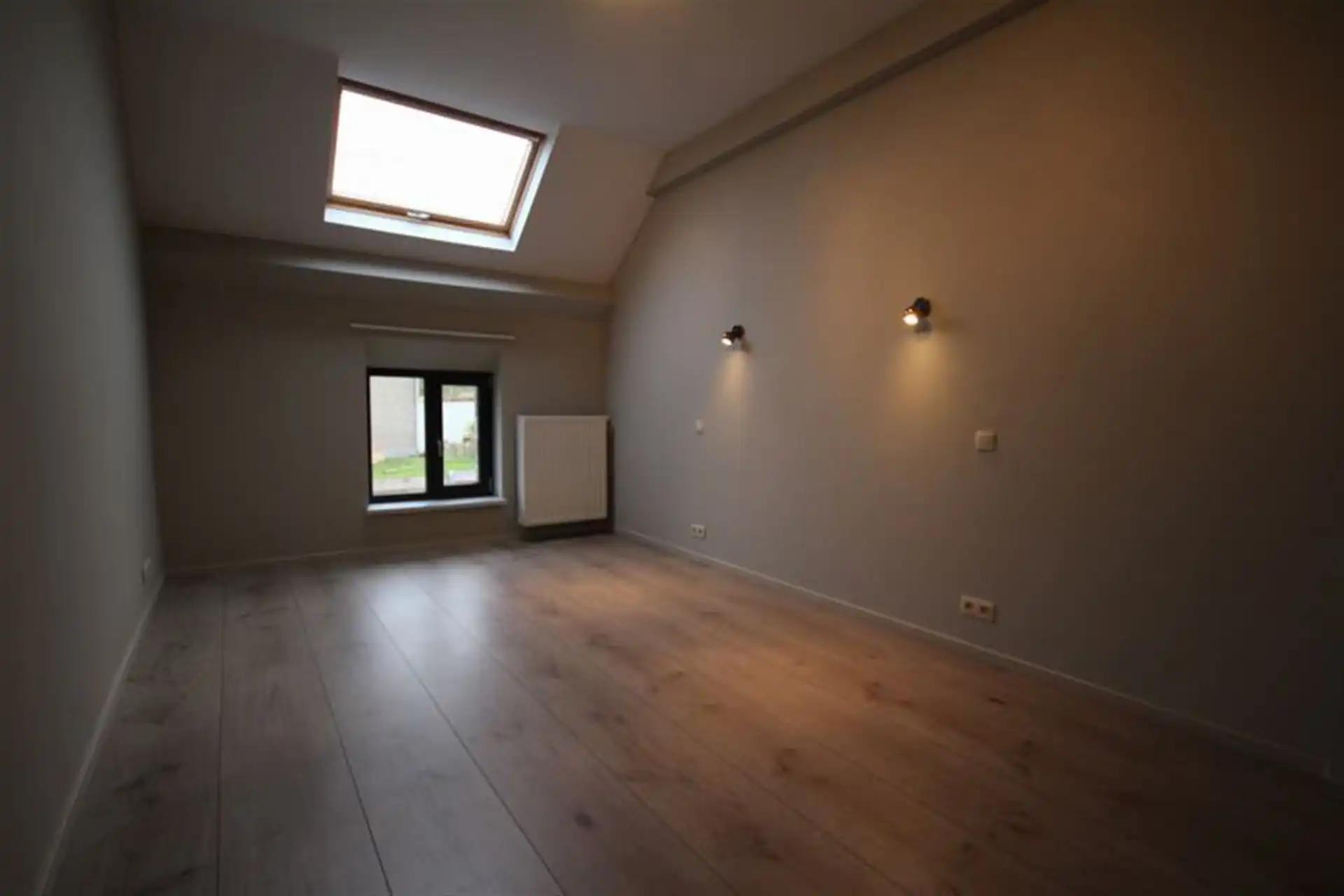 Fijn gelegen en recent gerenoveerde 4 slaapkamer woning foto 9