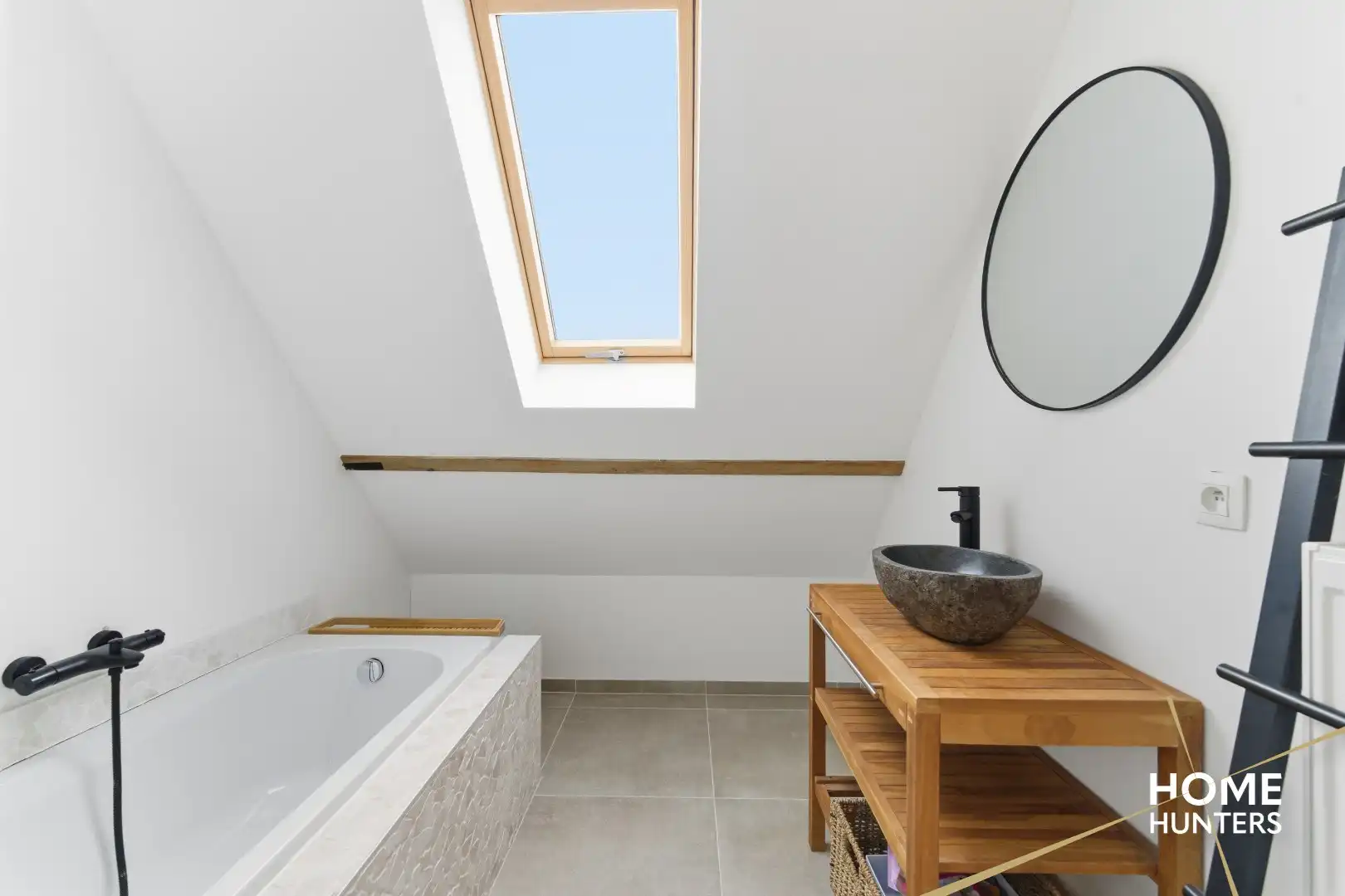 Instapklare gezinswoning met 4 slaapkamers, garage en uitweg te Sint-Kruis! foto 14