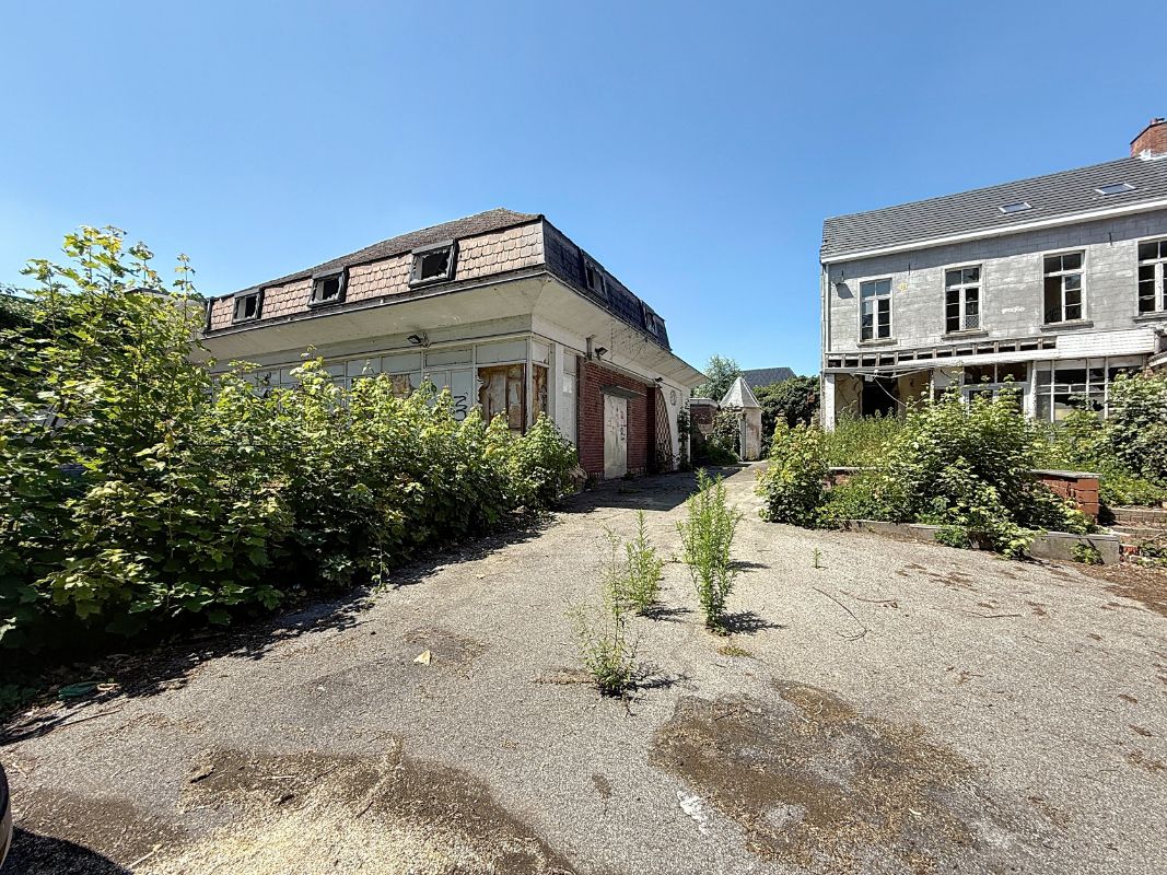 Herenhuis met bijgebouwen en uitgestrekte tuin. foto 3