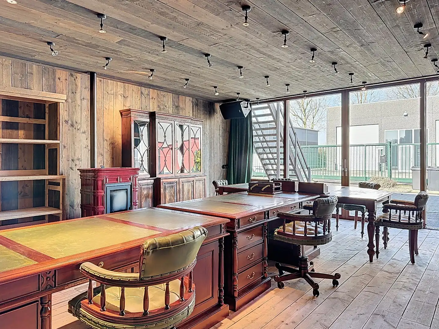 Uniek multifunctioneel object met bedrijfsruimte, kantoor, mancave en ruim appartement foto 22