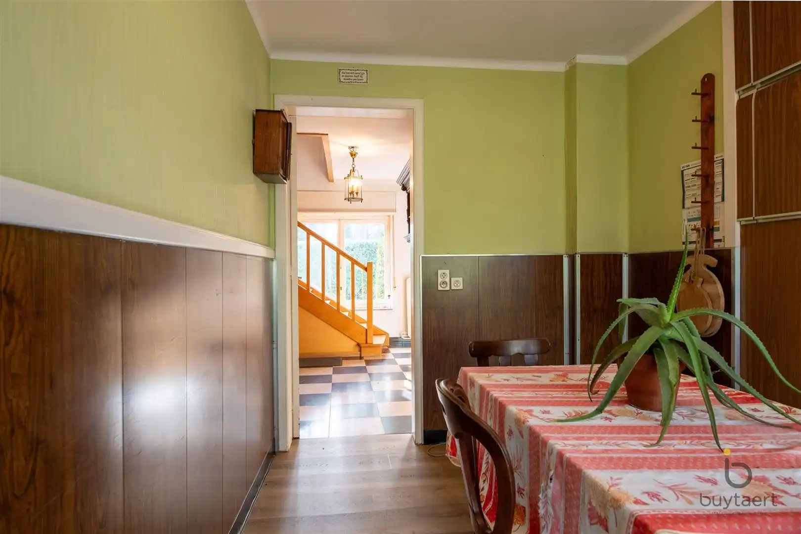 Veel renovatiepotentieel in ruime rustig gelegen familiewoning midden in het groen! foto 18