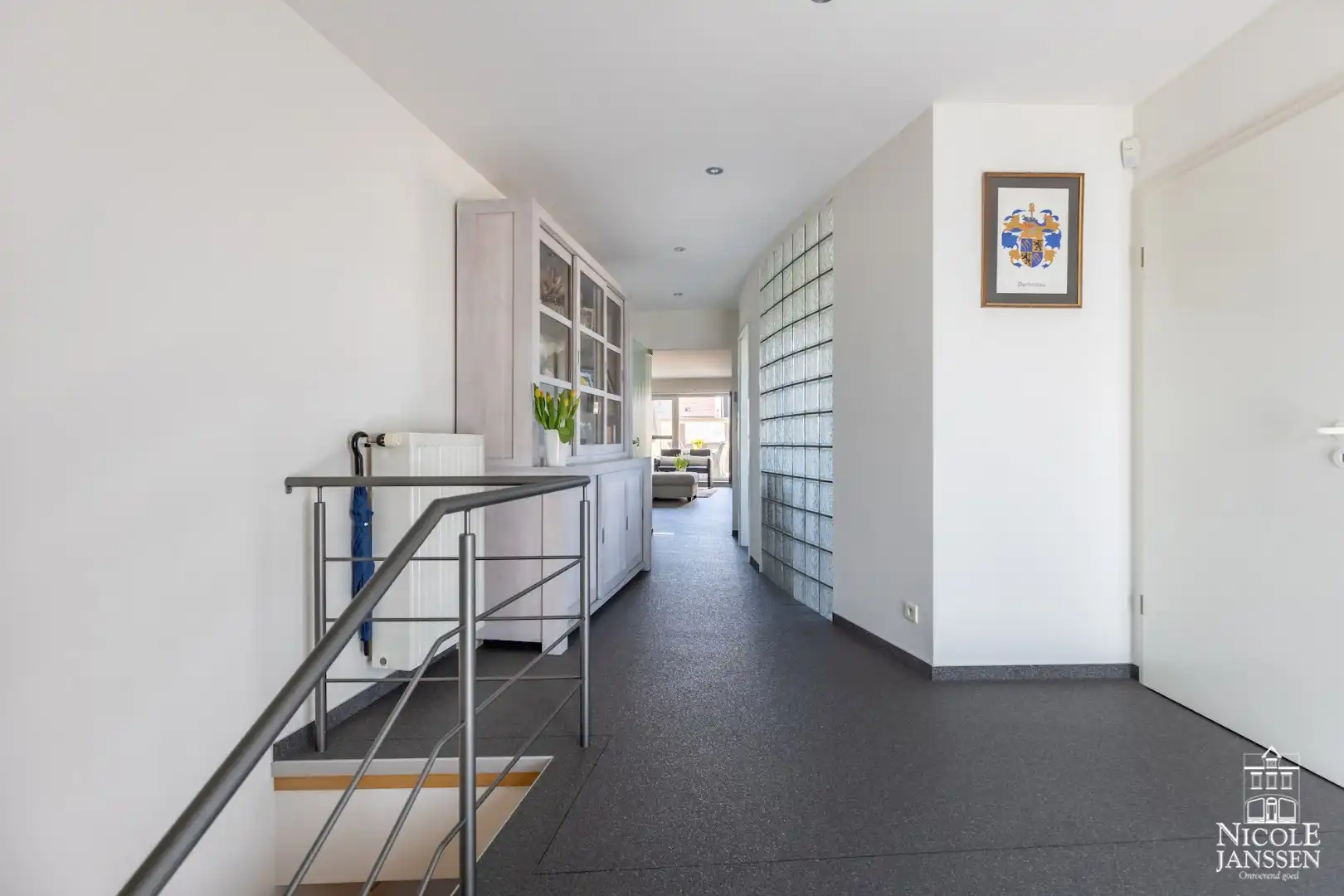 Zeer centraal gelegen en ruim ingedeeld duplex-appartement met mooi terras en garage foto 4