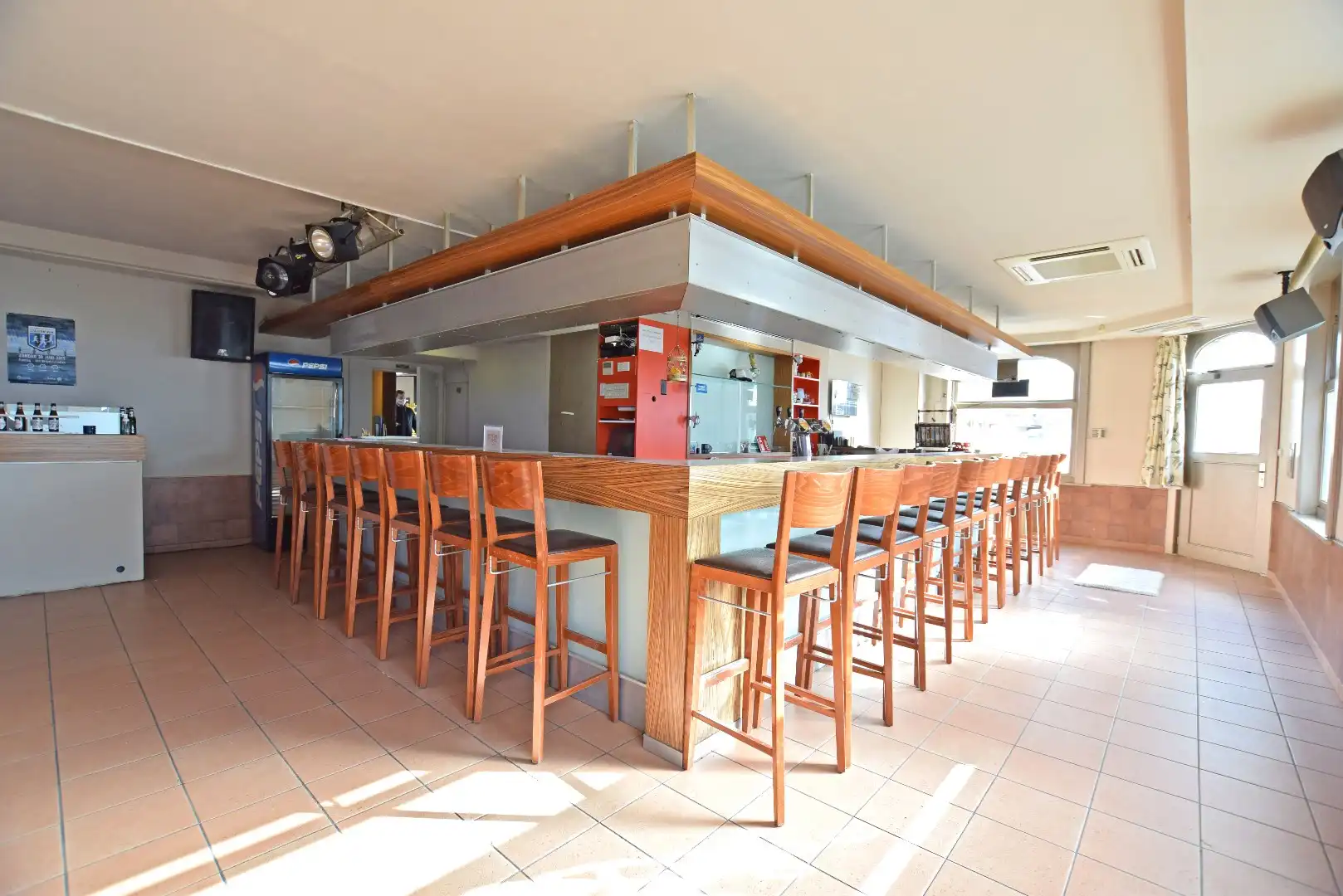 Uniek hoekpand met handelsruimte en woonst te Beerst (Diksmuide) op 470 m². foto 2