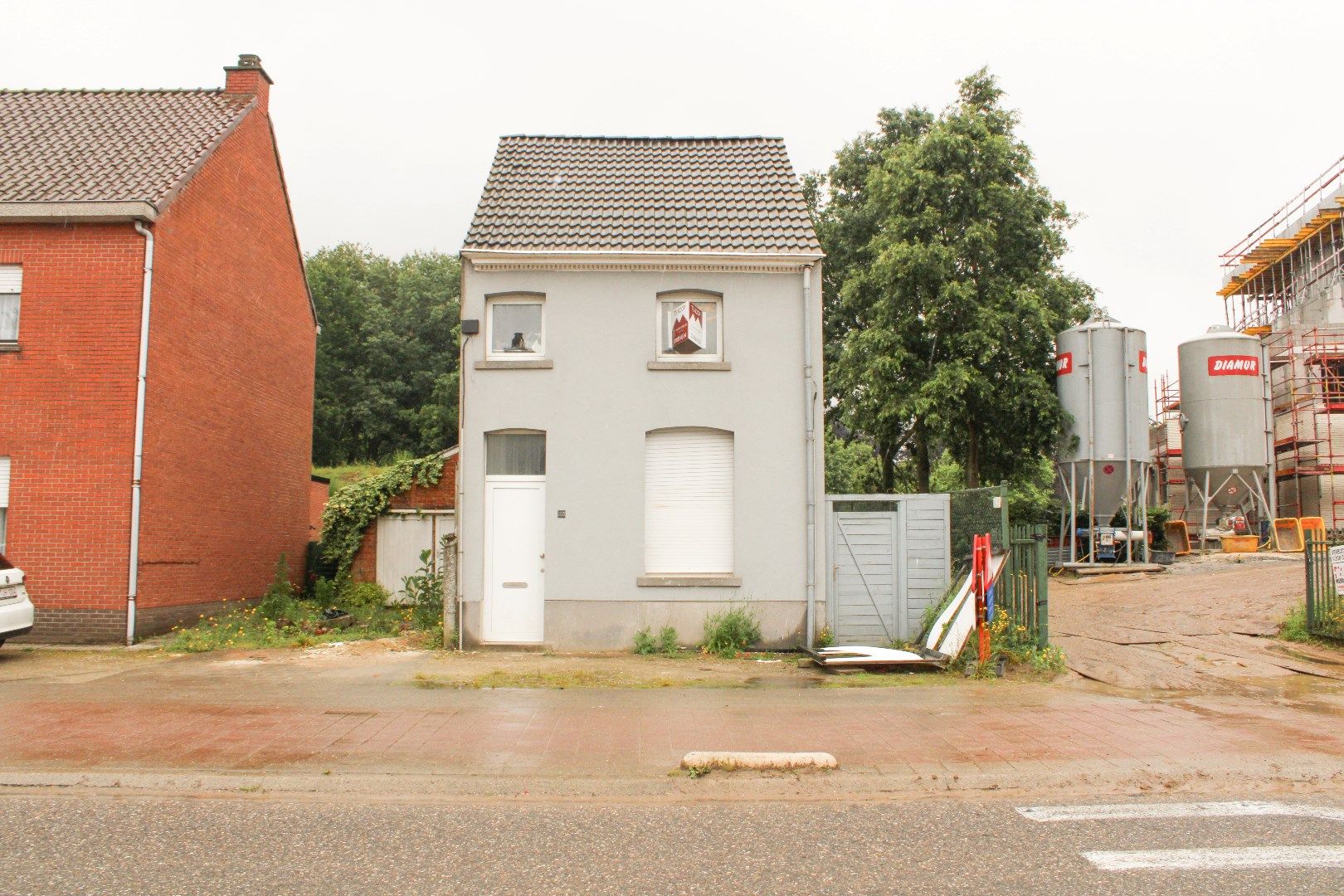 Hoofdfoto van de publicatie: Charmante halfopen bebouwing met tuin op uitgestrekt perceel van 456m² te koop!
