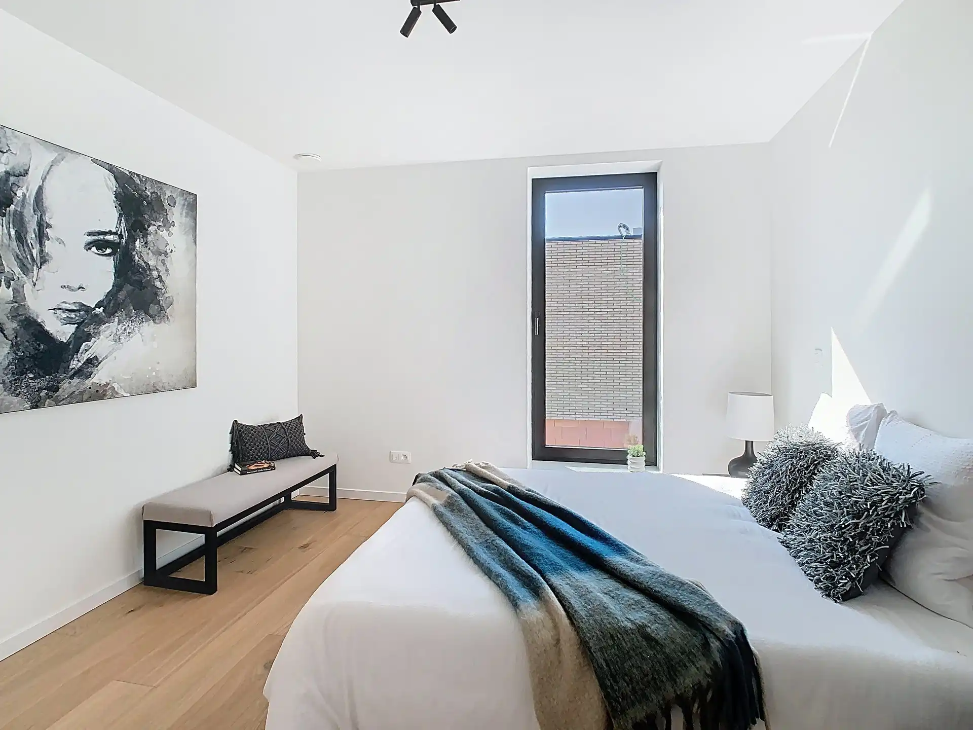 Moderne halfopen gezinswoning met 3 slaapkamers, ruime tuin en garage foto 8