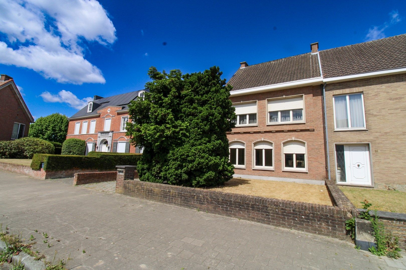 Charmante en ruime halfopen bebouwing met 5 slaapkamers, garage, tuin én topligging in hartje Sint-Niklaas te koop! foto 3
