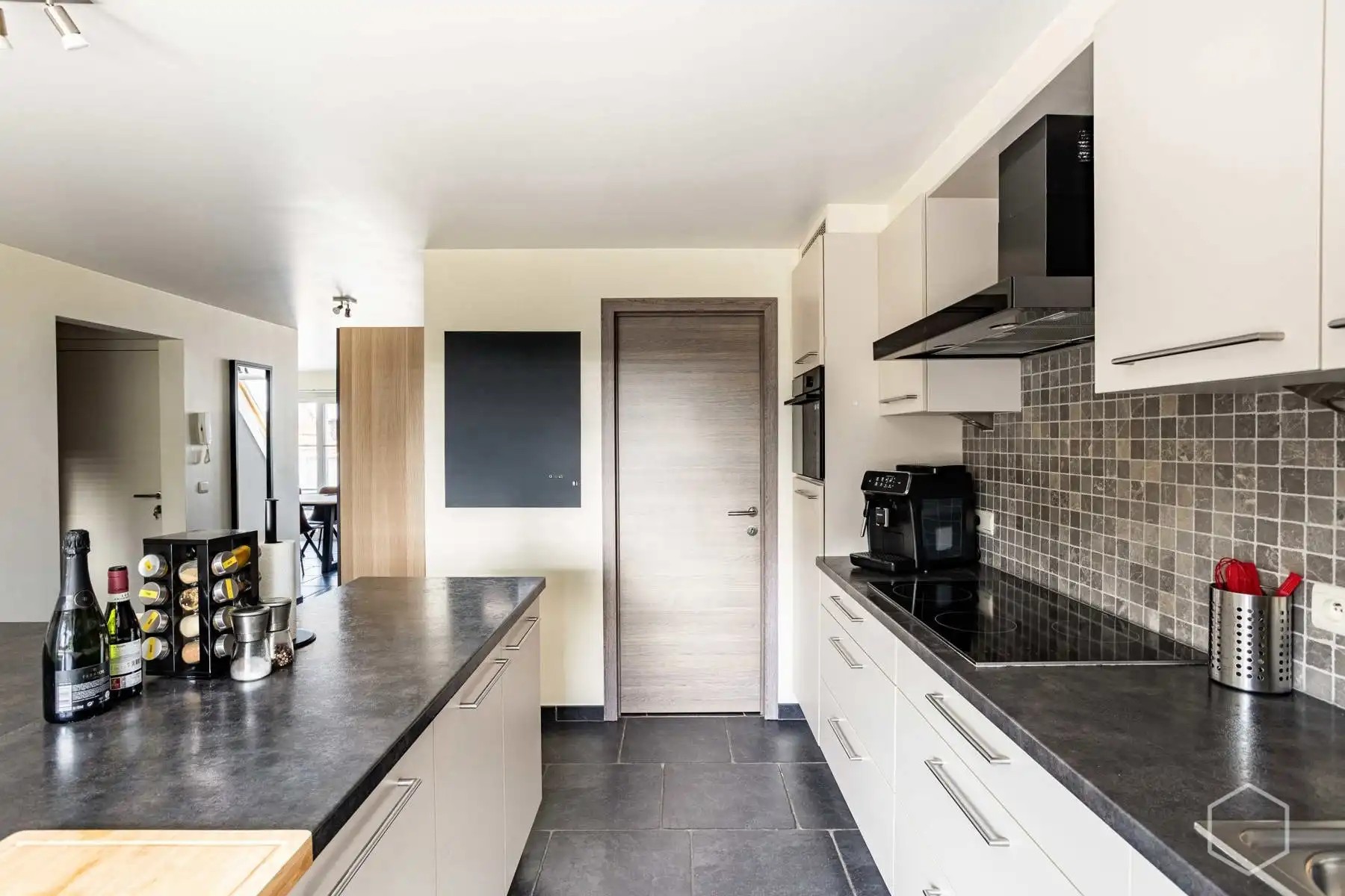 Lichtrijk duplexappartement met 4 slaapkamers en airco's foto 16