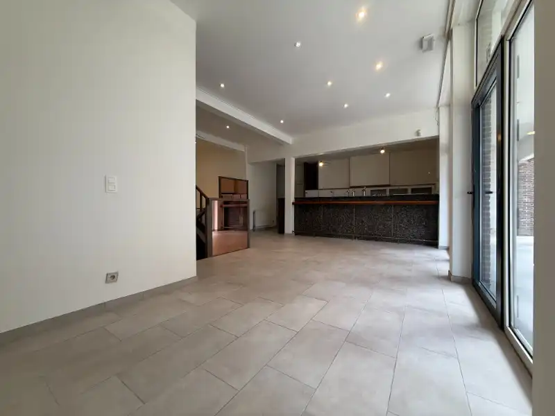 Te huur – polyvalent handelspand in het centrum van Houthalen foto 2