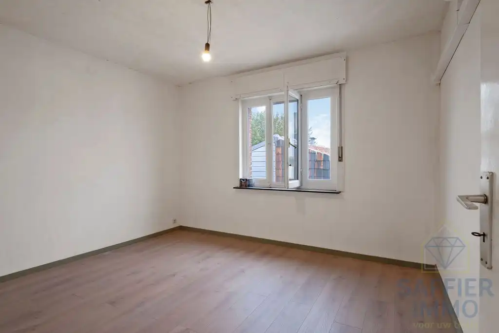 Gerenoveerde woning met zonnepanelen in Harelbeke foto 11