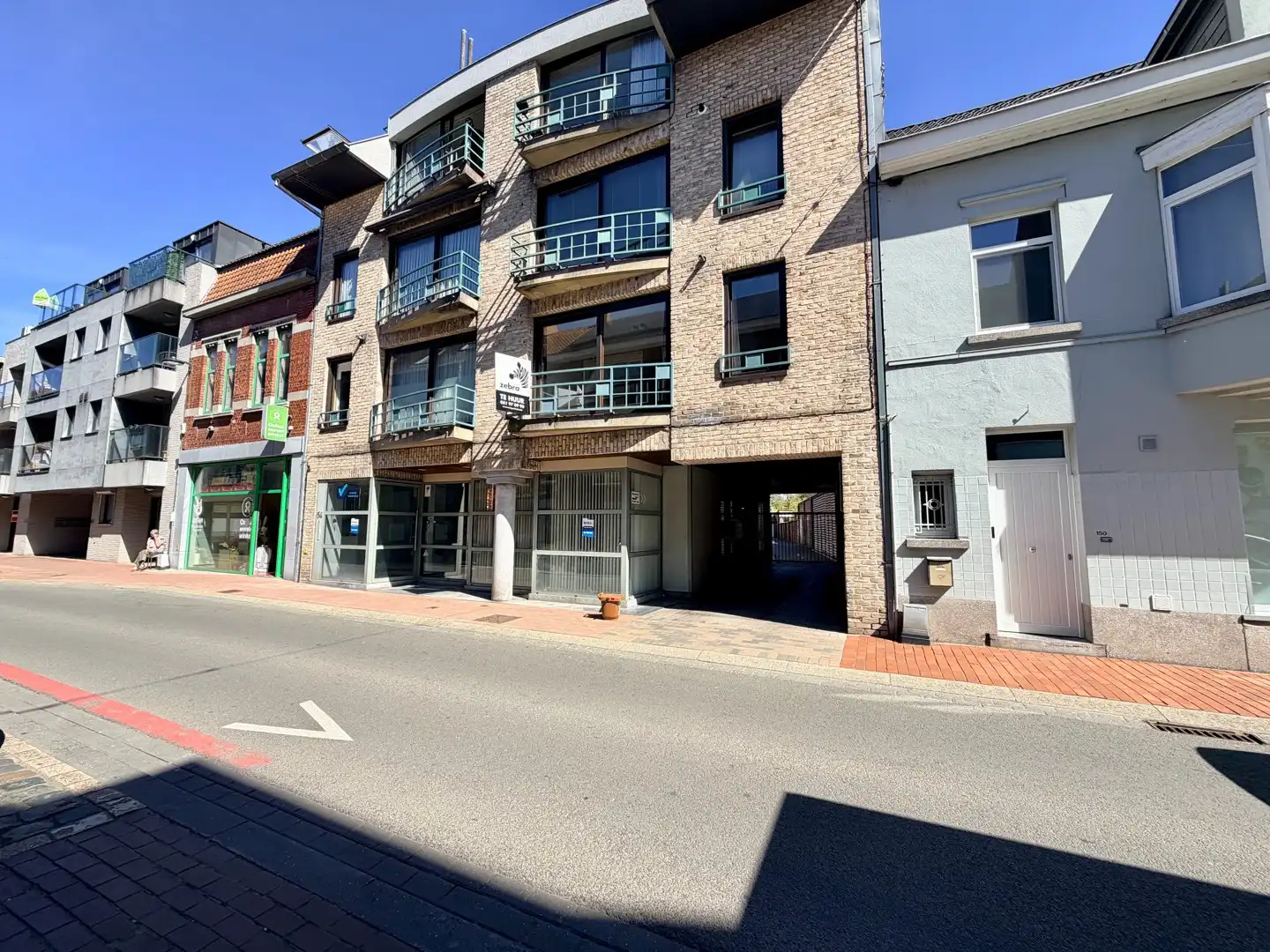 Instapklaar tweeslaapkamerappartement met ruim terras & kelder in centrum Roeselare! foto 13