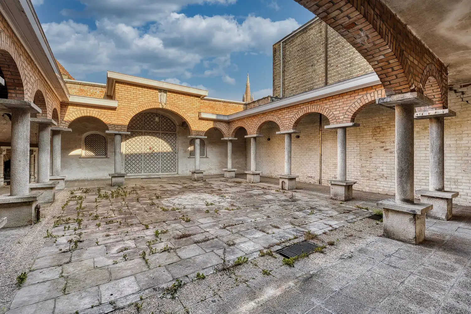 Hartje Brugge &nbsp;TOP &nbsp;TOERISTISCHE LIGGING , in de GOUDEN DRIEHOEK, Uitzonderlijk HANDELSPAND ( gevelbreedte 11 meter) &nbsp; &nbsp; &nbsp; &nbsp; &nbsp; &nbsp; &nbsp; &nbsp; &nbsp; &nbsp; &nbsp; &nbsp;&nbsp; LICHTRIJKE WINKELRUIMTE ,uitgevend op &nbsp;Exclusieve STADSPATIO met overdekte rondgang van 105m²+ GARAGE van 30 m² UNIEK&nbsp; IN BRUGGE op dergelijke ligging ! ERBOVEN lichtrijk ruim APPARTEMENT met zonneterras, foto 5